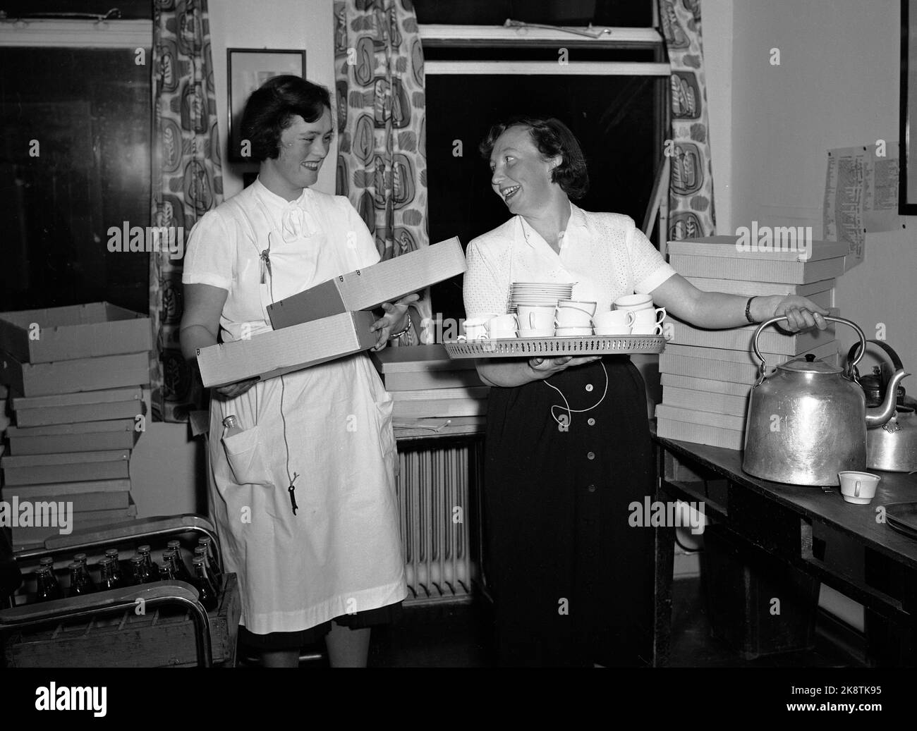 Oslo 19531012 die Parlamentswahlen 1953 waren die ersten Wahlen, nachdem die sogenannte Bauernabteilung aufgehoben wurde. Die Labour Party bekommt eine Mehrheit. Hier aus der Wahlnacht in der Nachrichtenagentur Norsk Telegram Agency NTB. Kaffee und Sandwiches werden hart arbeitenden Journalisten klar gemacht. Frauen kochen Kaffee an einem riesigen „Dampfkessel“. Foto: NTB / NTB Stockfoto