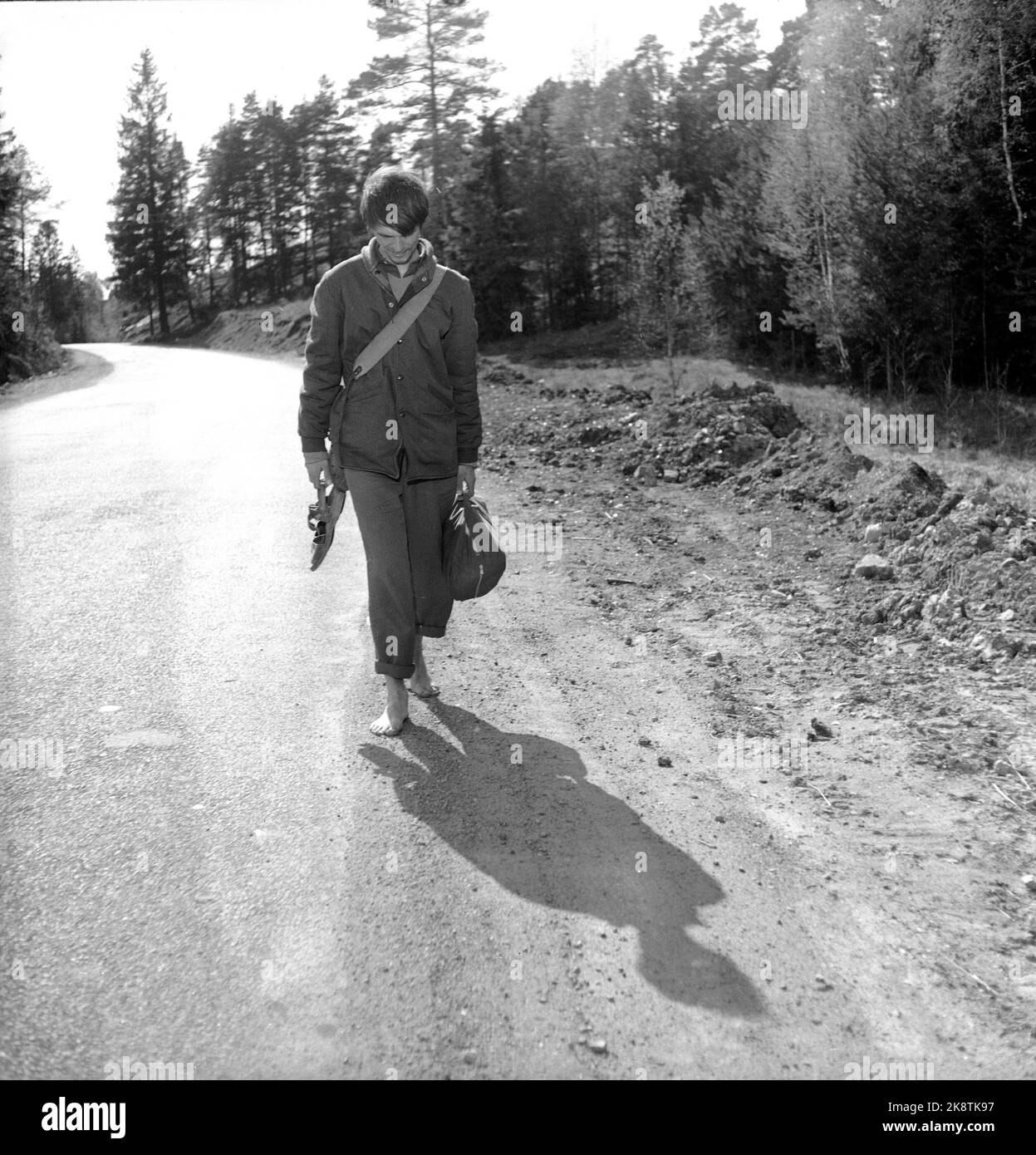 Die Kunst des Gehens, im Jahr 1956. Norwegen, im Frühjahr 1956. Der berühmte schwedische Schauspieler per Oscarsson beschloss, von Göteborg nach Oslo zu laufen und auf dem Weg zu nähren, was die Natur zu bieten hatte. Dies war kein PR-Stunt, der Schauspieler dachte nur, dass das Leben ungesund geworden sei und wollte zur Natur zurückkehren. „Ich bin nur ein Mensch, der Geheimnisse der Natur herausfinden wird, die für uns klar sein sollten.“ Foto: Aage Storløkken / Aktuell / NTB Stockfoto