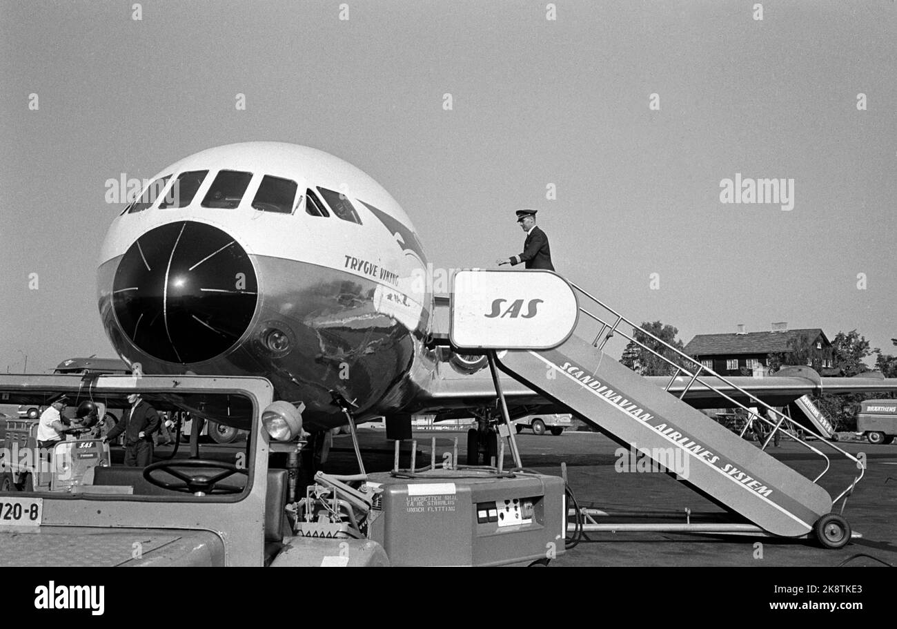 Oslo 19660616 der Streik unter den SAS-Piloten ist beendet, und hier ist der erste Flug nach dem Streik startbereit. Crews steigen in eine SAS Caravelle Fly namens Trygve Viking ein. Foto NTB / NTB Stockfoto