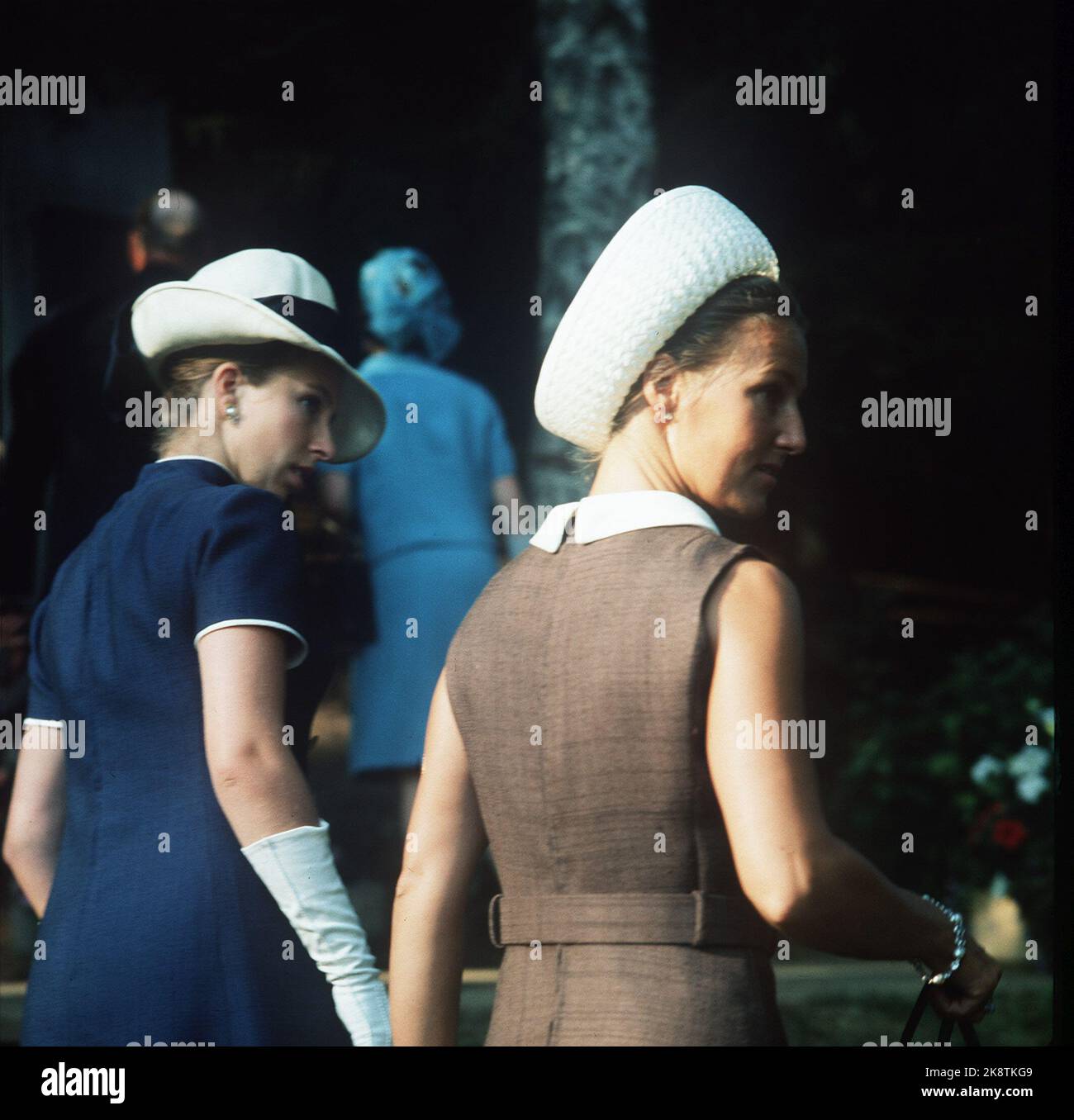 Åndalsnes 19690810. Königin Elisabeth II. Von England besucht Norwegen mit der Familie. Hier sind einige der Könige, die die königliche Birke in Glomstuen besuchen, die aus den ersten Tagen des Krieges bekannt ist. Prinzessin Anne dunkelblaues Kleid mit weißem Hut und Handschuhen. Crown Sonja in braunem Kleid, weißem Hut und Handschuhen. Ernst. Das Bild von hinten aufgenommen. NTB-Archiv dias / ntb Stockfoto