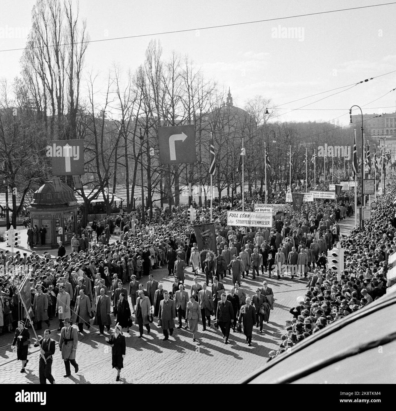 Oslo 19560501 1. Mai Zug / Demonstration in Oslo. Übersichtsbild vom Karl Johans Tor, mit langen Zügen und vielen Plakaten / Passwörtern. Foto: NTB / NTB Stockfoto