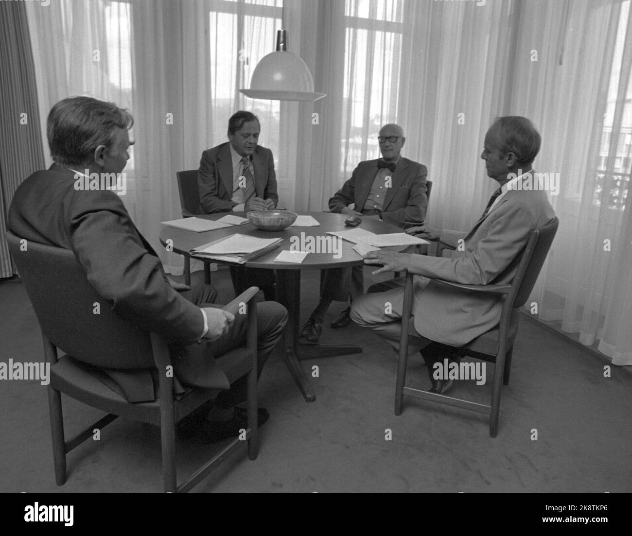 Oslo 19740803 "der Mann der Macht im Sommer-Norwegen" Außenminister Knut Frydenlund fungiert als Ersatz für den Premierminister und den Handelsminister. Hier bei einem Treffen mit Erik Brofoss über die Verwaltung der norwegischen Hilfe. Ebenfalls anwesend waren Hedemann und Außenminister Gjellum. Foto: Aagestorløkken / Aktuell / NTB Stockfoto