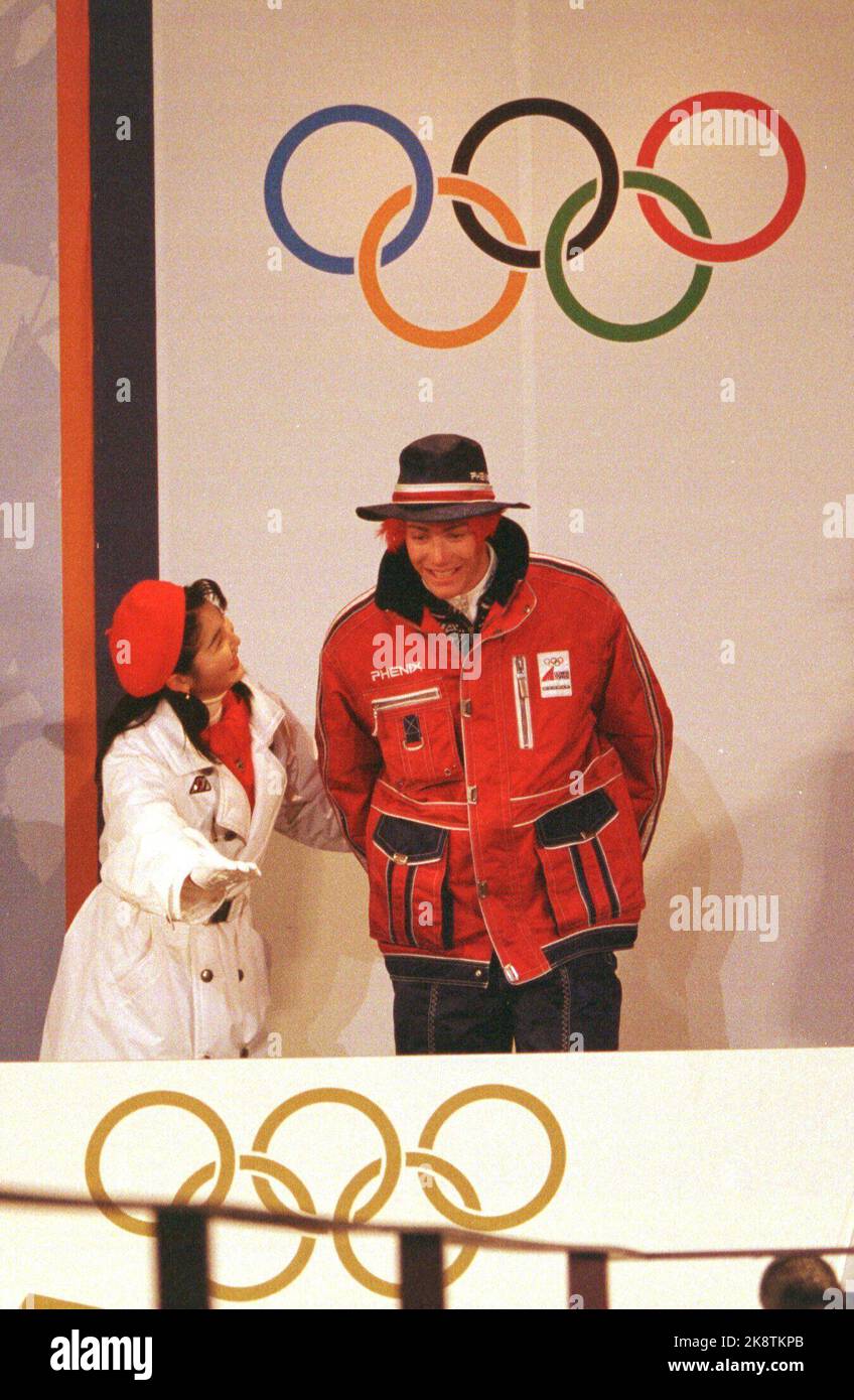 Olympic Nagano 199802: Alpin, Männer. Preisvergabe Slalom. Hans Petter Buraas sprang gerade auf das Podium, sobald er sich während der Medaillenzeremonie dem Podium näherte. Nachdem er wieder abgelehnt hatte, kurz nach dem Gesetz der Organisatoren, stand er wieder auf .... Scan-Foto: Gunnar Lier Stockfoto