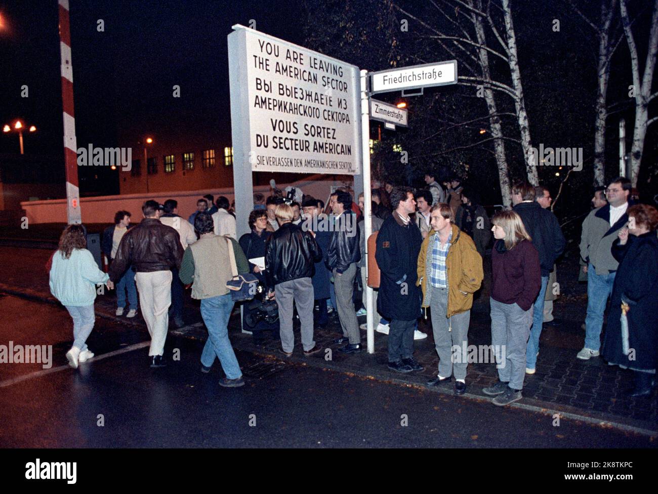 Berlin Deutschland 19891109 vor dem Fall der Berliner Mauer. Am Checkpoint Charliei Vest-Berliner Grenzposten hatten sich am Donnerstagabend viele neugierige Westberliner versammelt, aber sie sahen keinen spontanen Massenanlauf von Ostdeutschen. Foto: Jørn H. Moen / NTB / NTB. Stockfoto
