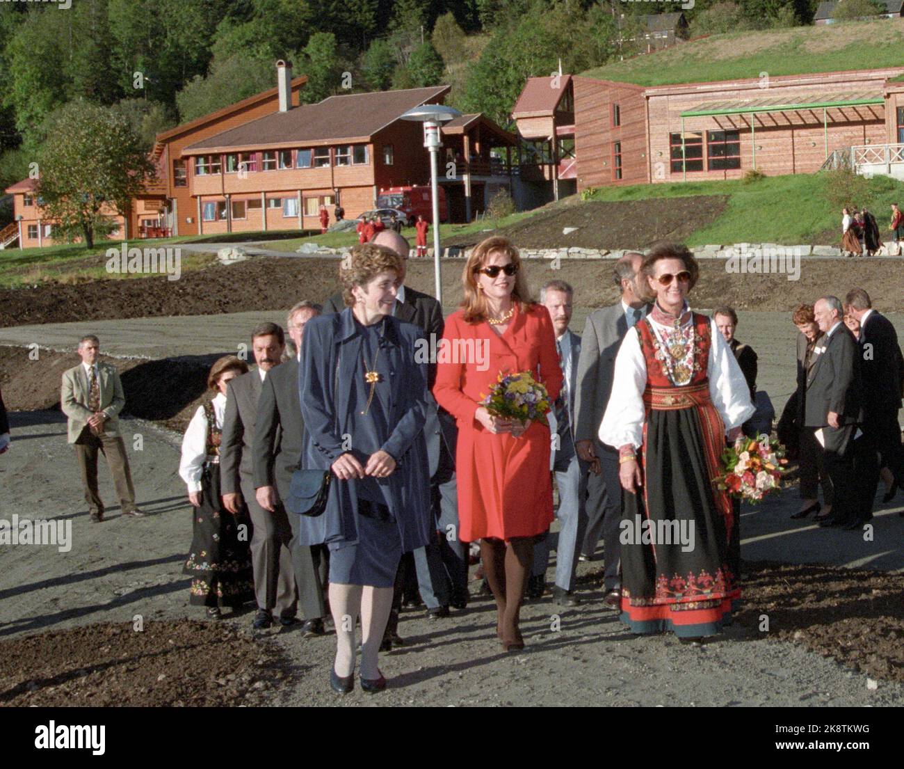 Fjaler 19950930: Königin Sonja und Königin Noor von Jordanien eröffnen eine neue internationale Schule, das United World College, in Fjaler in Sunnfjord. Foto: Morten Hval Stockfoto