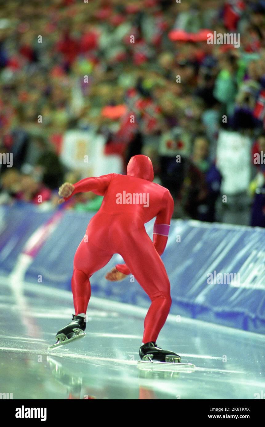 Olympische Winterspiele 19940216 in Hamar in Lillehammer. Johann Olav Koss von hinten gesehen, als er Olympiasieger auf 1500 Metern wurde. Foto: Johnny Syversen / NTB Stockfoto