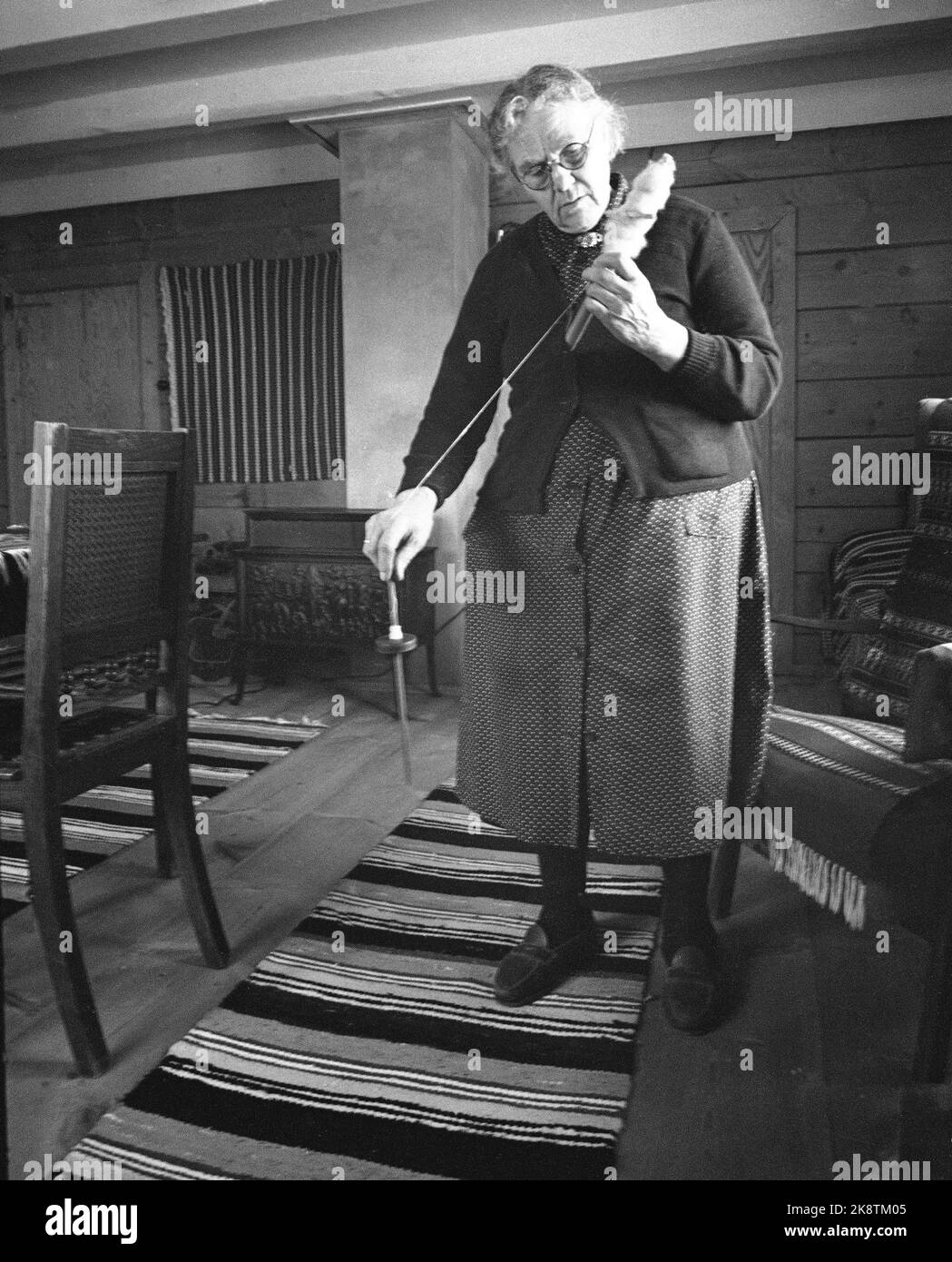 Jølster 23. Februar 1963. Helga Hamar in Jølster im Sunnfjord spinnt das  Garn auf die alte Weise. Hier mit einem handlichen. Foto: Sverre A.  Børretzen / Aktuell / NTB Stockfotografie - Alamy
