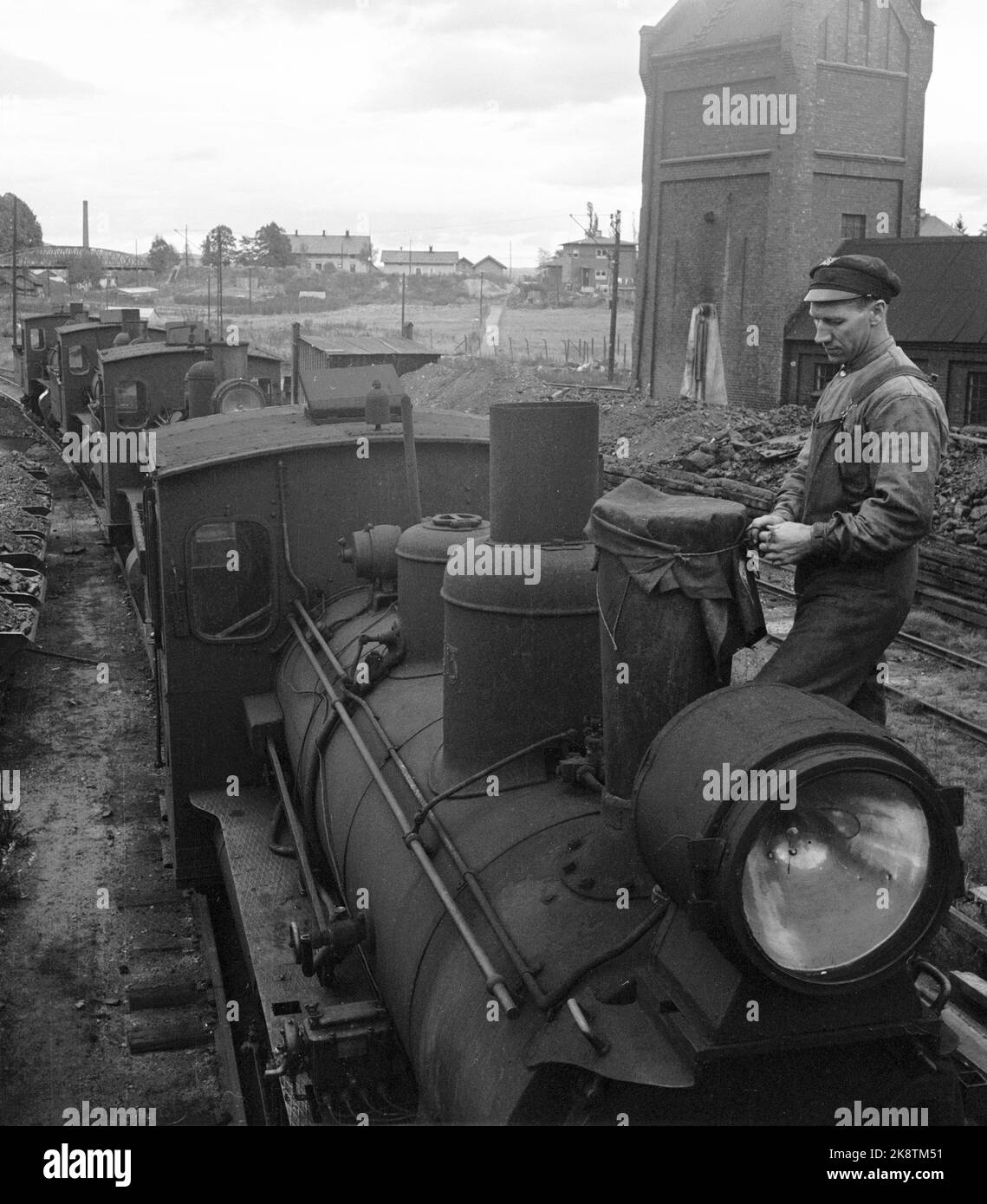 Vestfold 19491003: Die Arbeiten an der Vestfoldbanen-Eisenbahnstrecke Bredsporne sind beendet. Am Eröffnungstag waren die Schmalspurlokomotiven auf dem Bahnhofsgelände in Drammen. Die Lokomotive bürstet Ivar Opheim summende Planen auf den Schornsteinen, um sie vor Wetter und Wind zu schützen, während sie hofft, an Nordafrika verkauft zu werden. Foto: Sverre A. Børretzen / Aktuell / NTB Stockfoto