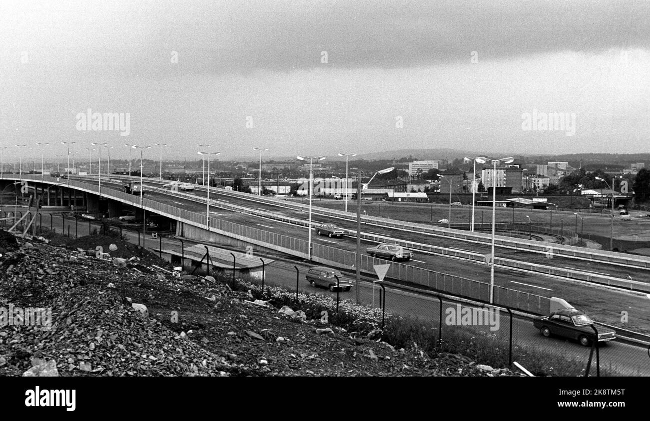 Oslo 19700701 die neue Anschlussstelle Sinsen wurde eröffnet und damit ein schwerer Engpass im Verkehr auf Trondheimsveien beseitigt. Übersichtsbild mit Autos auf der Brücke. Foto: NTB / NTB Stockfoto