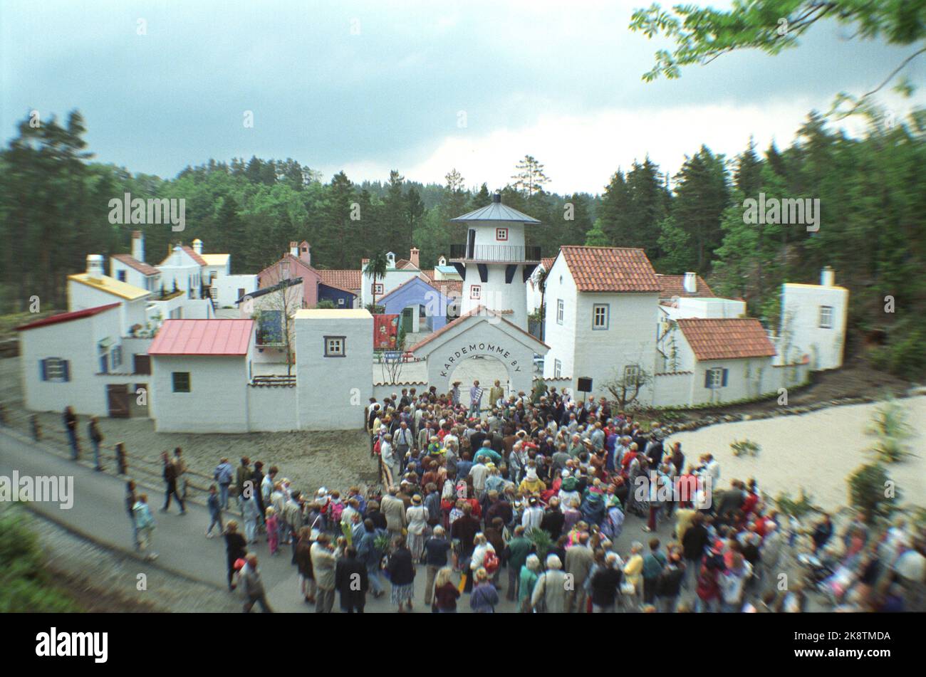 Kristiansand 19910609. Der Zoo in Kristiansand. Eröffnung von Cardamom City. Die Witwe von Thorbjørn Egner, Annie Egner, wurde zur offiziellen Eröffnung der Stadt Cardamom im Zoo geleitet. Es war während der Eröffnung eng vor dem Stadttor. Foto: Hallgeir Oftedal / NTB Stockfoto