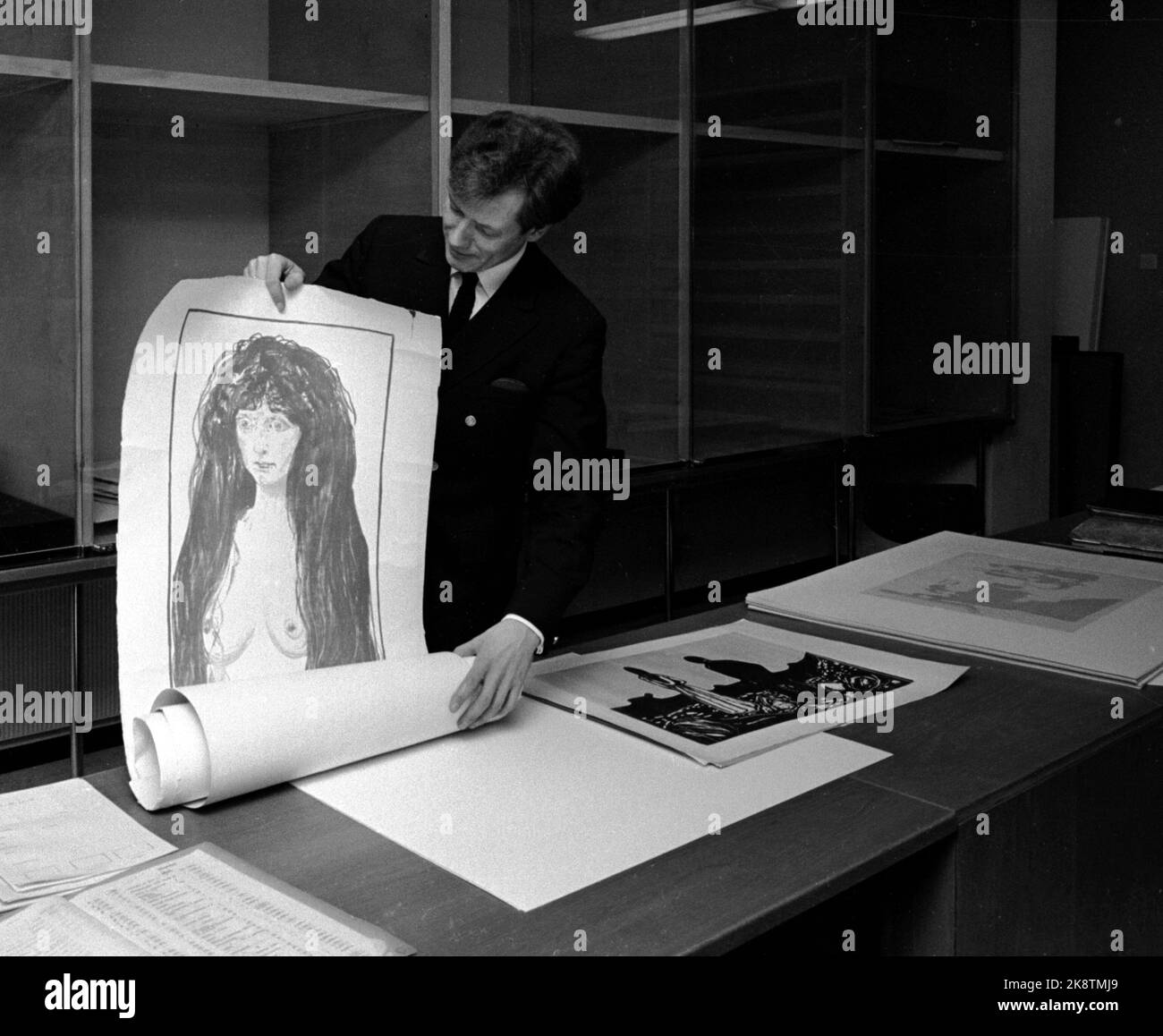 Oslo April 1968 Diebe aus dem Munch Museum entstammen einem Mitarbeiter des Museums. Viele der grafischen Blätter wurden in die Schweiz verkauft. Hier Konservator Pål Hougen mit einem der Bilder, die nun aus der Schweiz ins Museum zurückgekehrt sind. Foto: Aaserud / Aktuell / NTB Stockfoto