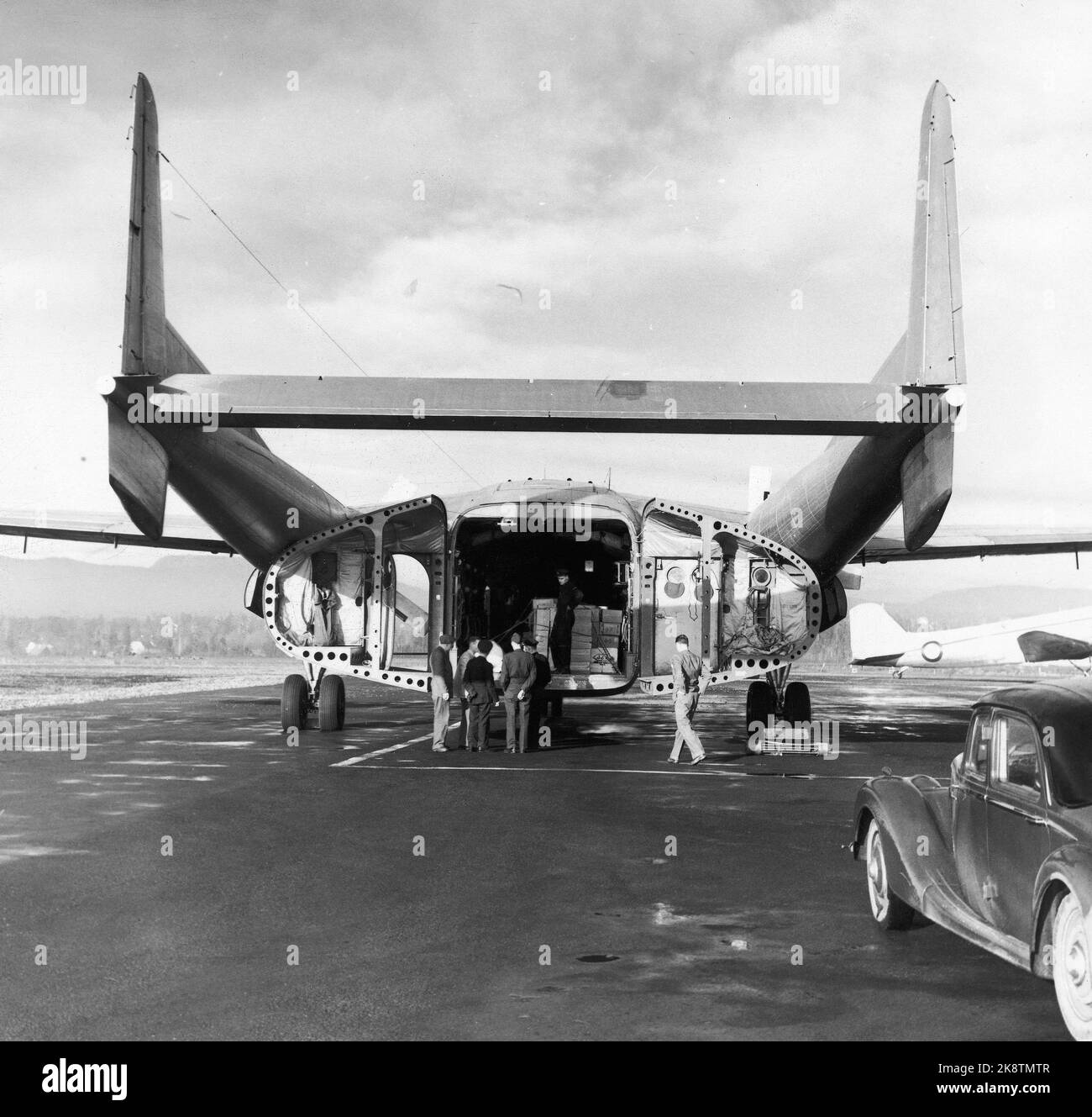 Oslo November 1956: Die Ungarn-Krise: Sowohl das Rote Kreuz als auch die norwegische Volkshilfe haben Gelder für die Bedürftigen in Ungarn gesammelt. Unter anderem gab es ein Flugzeug mit sieben Tonnen Konserven. In den ersten Tagen hatte das Rote Kreuz mit Nothilfe im Wert von 60.000 kr nach Wien geflogen. Hier werden Lebensmittel und Medikamente an Bord von Flugzeugen verladen. Foto: Aage Storløkken / Aktuell / NTB. Stockfoto