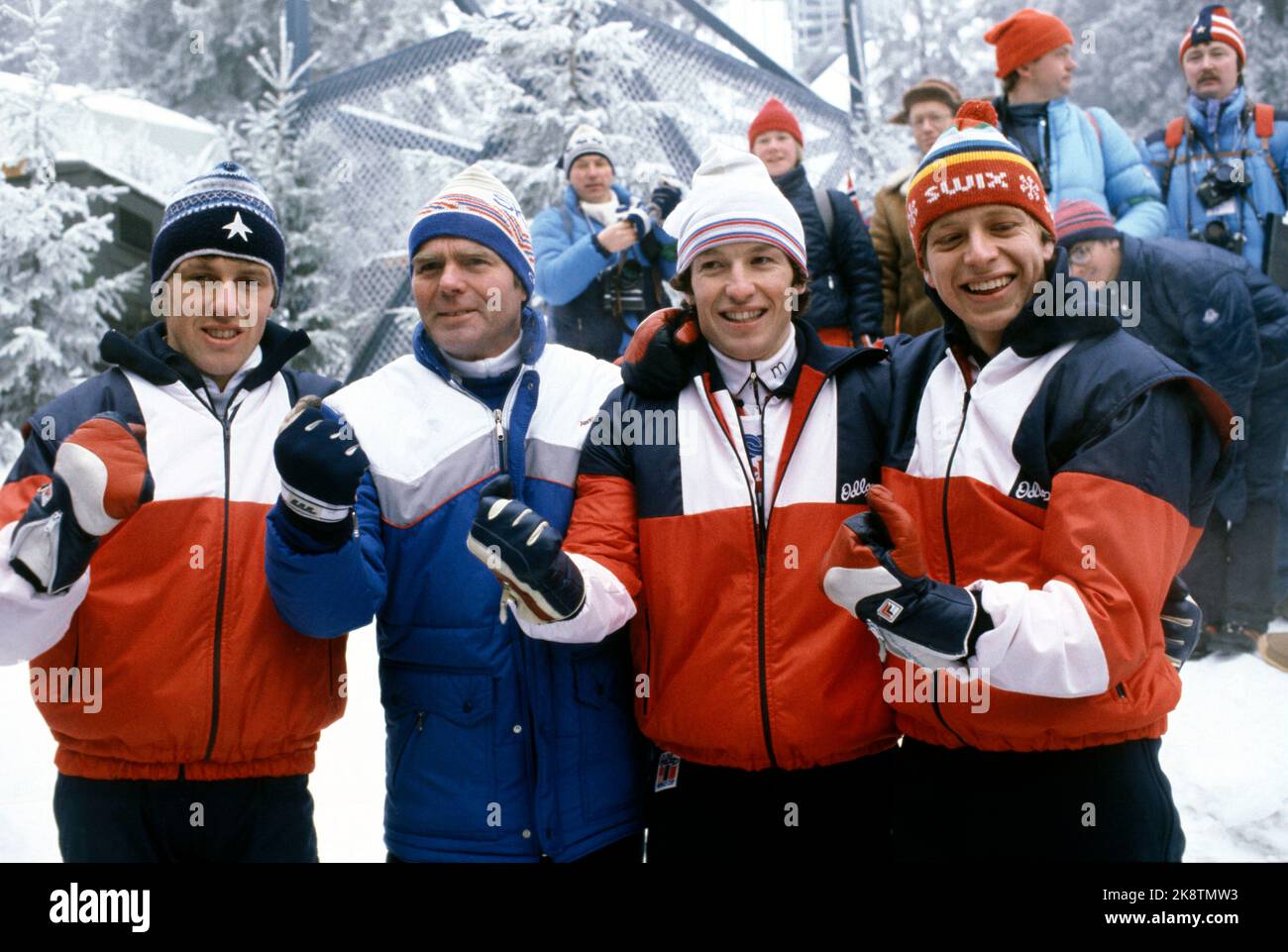Oslo 19820223. WM bei Ski Oslo 1982. Kombiniert. Das norwegische Team, das im Teamwettbewerb Silber holte, zusammen mit seinem Trainer. Aus Richtung V: Tom Sandberg, Hallstein Bøgseth und Espen Andersen am 23. Februar 1982. Foto: Pro Løchen / NTB / NTB Stockfoto