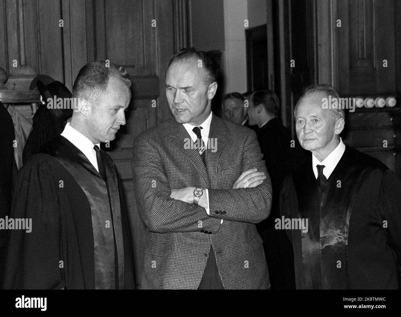 Oslo 19651101. Die Klage gegen den Bauingenieur und ehemaligen Agenturleiter im Industrieministerium, Harry Lindstrøm, der wegen Betrugs und schwerem Fehlverhalten im Dienst angeklagt ist, begann vor dem Berufungsgericht in Oslo. Das Bild zeigt Lindstrøm mit seinen Verteidigern, den Obersten Gerichtsanwälten Thomas Idsøe (v.v.) und Torleiv Idsøe (t.h.) Foto NTB / NTB Stockfoto