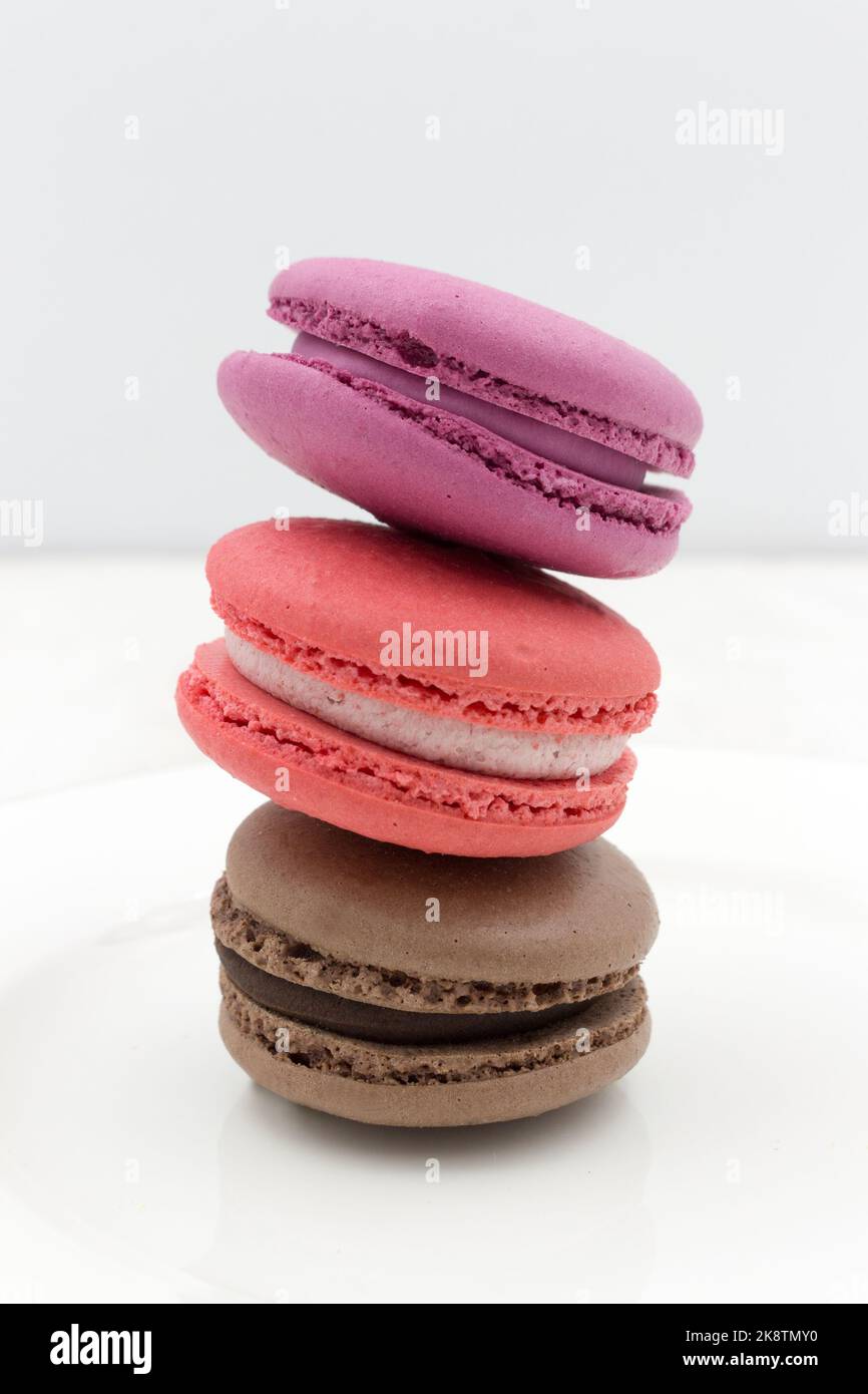 Köstliches süßes, leichtes Makronen-Dessert. Runde, mehrfarbige Torte. Nahaufnahme. Stockfoto