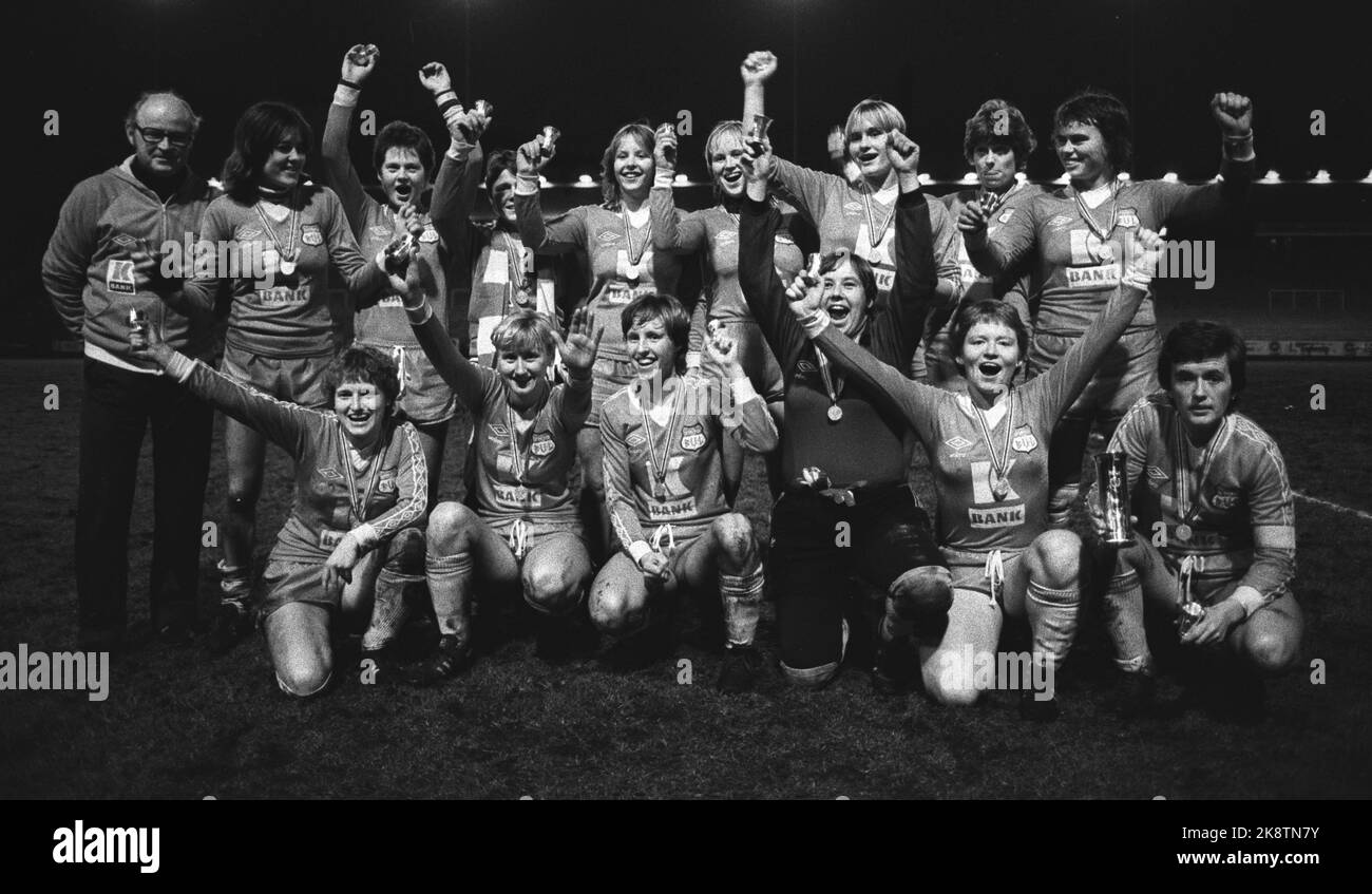Oslo. BUL- Trondheims Ørn 2-0. Norwegische Meisterinnen 1980: BUL. Vor f.v. Mariann Mortensen, Ulla Kneppen, Elsi Enoksen, Trine Tangen, Bente Ingebretsen und Ingrid Andreassen (Hauptmann). Zurück. Håkon Windingstad (Trainer), Astrd Kristiansen, Aase Bjørg Strande, Ann Sætaberget, Hilde Johansen, Olga Severeide, Kristin Storhaug, Julie Stuberg, Ingun Olsen. (Außerdem waren Elin Sværen und Hege Flognfeldt ebenfalls norwegische Meister, sind aber nicht im Bild enthalten). Foto: Paul Owesen / NTB Stockfoto
