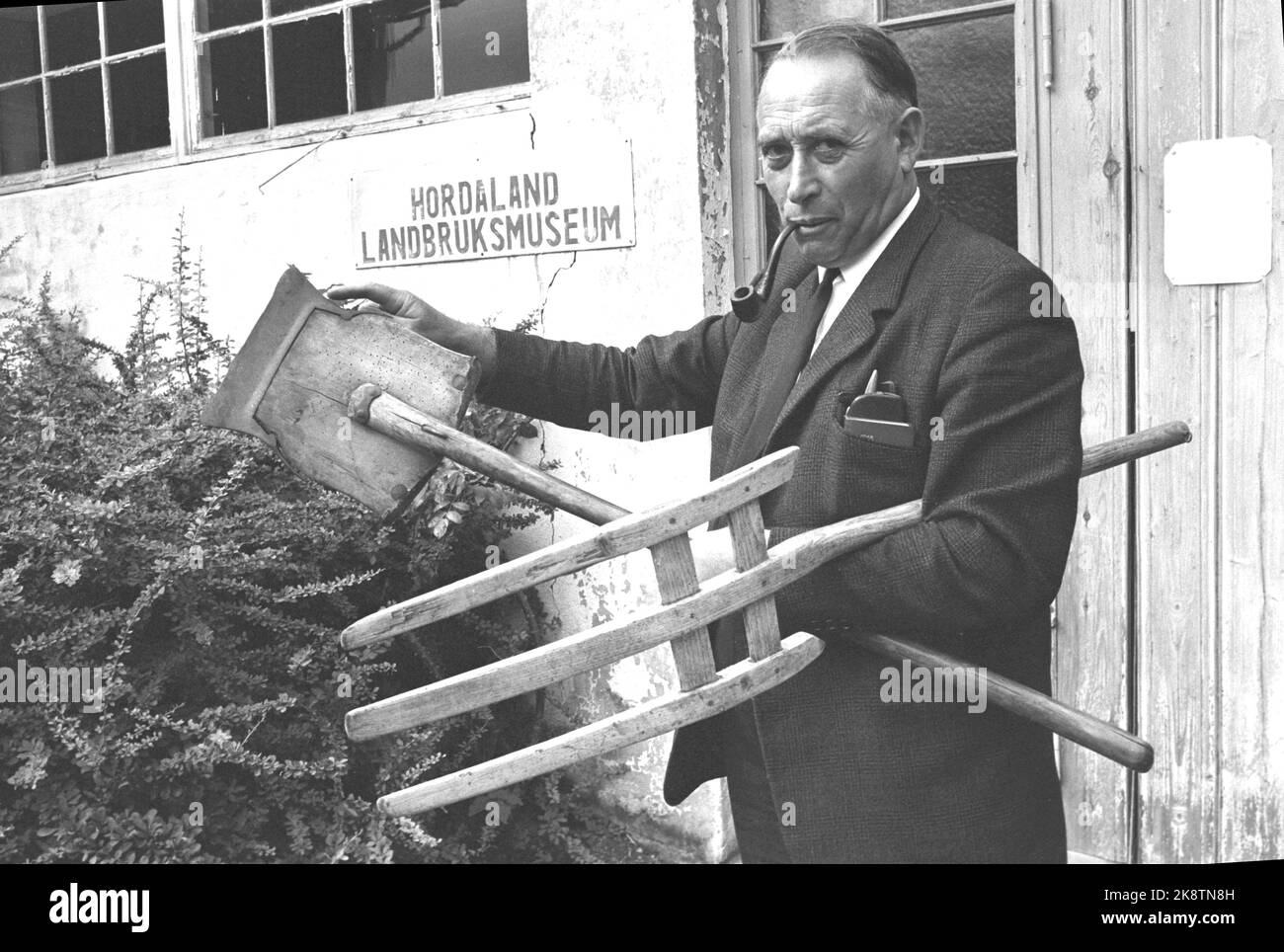 Osterøy 19680727. Havråtunet in Osterøy in Hordaland ist ein Hof, in dem die Vergangenheit noch lebt. Um das Jahr 1300 war Havråtunet ein gut etablierter Bauernhof. Der Konservator des Landwirtschaftsmuseums Hordaland Johannes Revheim legt viel Arbeit in den Erhalt von Havråtunet. Hier mit Werkzeugen, die bis 1922 im Hof verwendet wurden. Raucht Rohr. Foto: Sverre Børretzen Current / NTB Stockfoto