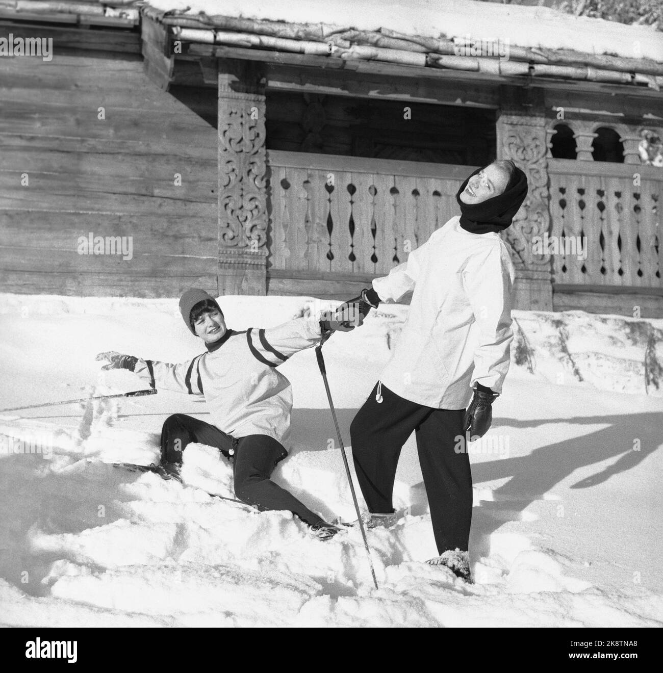 Oslo 29 December 1956 Norwegische Mode für den norwegischen Winter. 'Gildenfarben im Schnee' - sollte es Anoraks geben, die keinen anderen Zweck erfüllen sollten, als dass sie im Trail praktisch sind, so decken sie die beiden Anforderungen ab. Susses Anorak ist Zitrone und hat einen langen schwarzen Hals, der als Kapuze verwendet wird. Preis kr. 110.-. Das hellblaue kostet ca. kr. 72.-. Foto; Kaare Nymark / Aktuell / NTB Stockfoto