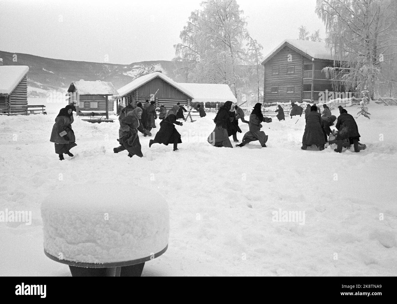 Fagernes 19680120 'Kontra-Revolution auf Fagernes.' Für den großen Halbdokumentarfilm über die Konterrevolution in Russland von 1920 bis 1921 besetzt die deutsche Fernsehgesellschaft zweite Deutsche Fernsehen wichtige Szenen in Fagernes. Auf dem Land des Valdres-Volksmuseums wird ein sibirisches Dorf errichtet, das in Brand gesetzt und die Bewohner verjagt wird. Foto; Aage Storløkken / Aktuell / NTB Stockfoto