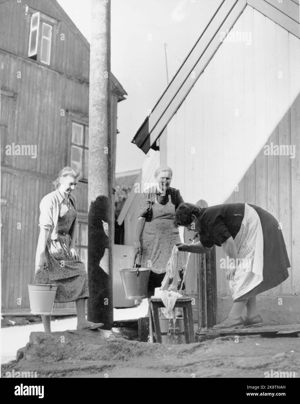 Oslo 19561001 aus der Altstadt von Enerhaugen, die Ende 50s / Anfang 60s abgerissen wurde. Hier Frauen / Hausfrauen, die an der Wasserpfosten Kleidung waschen. Foto: NTB / NTB Stockfoto