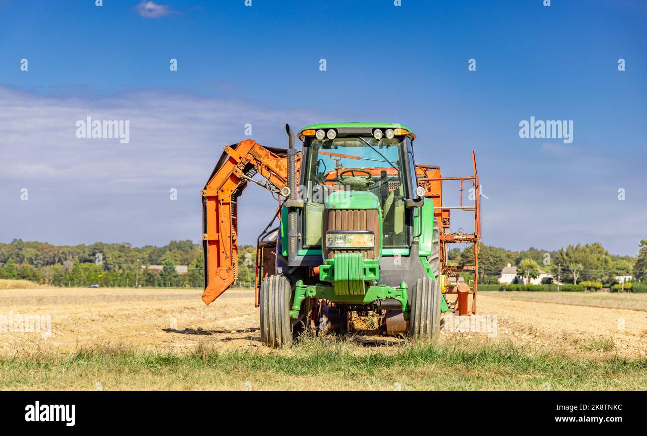 Großer john deere Traktor auf einem East Hampton Farmfeld Stockfoto