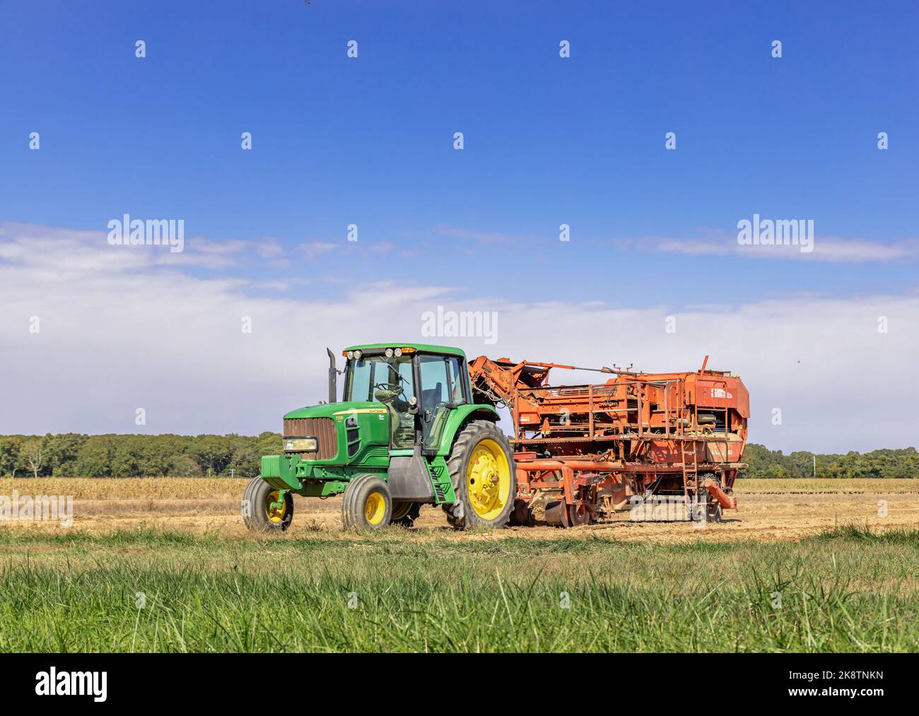 Großer john deere Traktor auf einem East Hampton Farmfeld Stockfoto