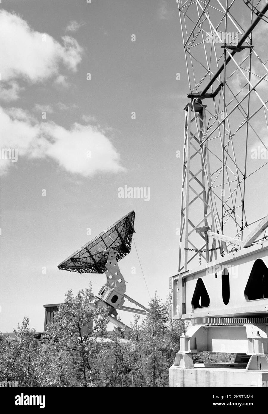 Harestua 19540531 das Sonnenobservatorium in Harestua wird in Betrieb genommen. Hier einige der Antennen, unter anderem. a. Eine Matratzenantenne (Th) und ein Parabolreflektor. Foto: NTB / NTB Stockfoto
