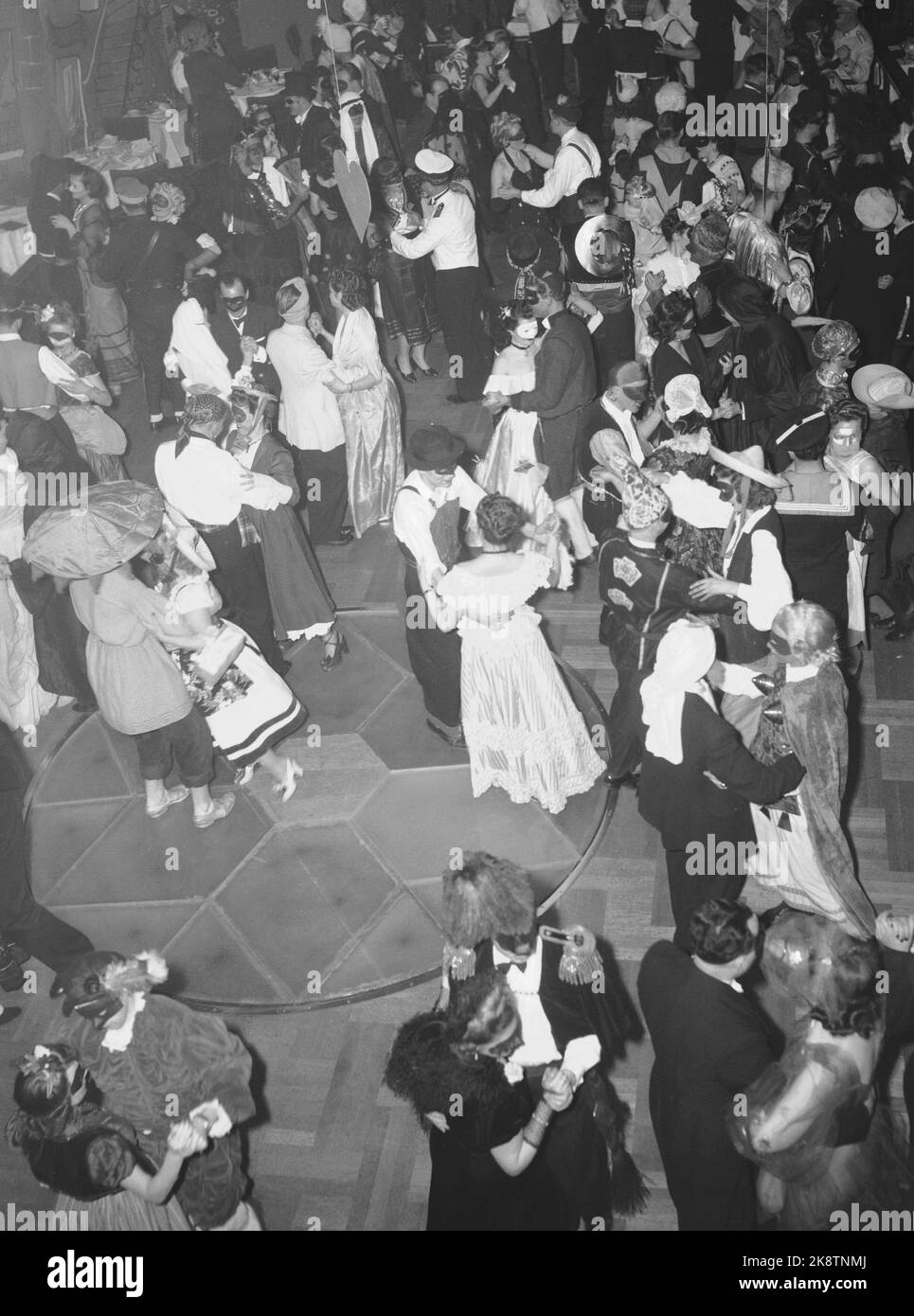 Oslo. Das Regenbogenrestaurant. Karnevalnacht im Zeichen von Schüssen. Die Schriftstellervereinigung veranstaltet den Shooting Year Karneval in Oslo für Einkommen für alte, unproduktive Schriftsteller und Witwen von Schreibern. Hier von der Tanzfläche. Foto: NTB Stockfoto