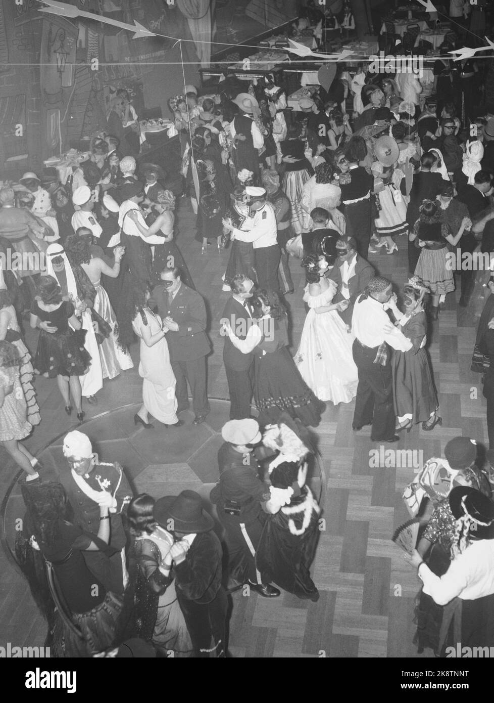 Oslo. Das Regenbogenrestaurant. Karnevalnacht im Zeichen von Schüssen. Die Schriftstellervereinigung veranstaltet den Shooting Year Karneval in Oslo für Einkommen für alte, unproduktive Schriftsteller und Witwen von Schreibern. Hier von der Tanzfläche. Foto: NTB Stockfoto