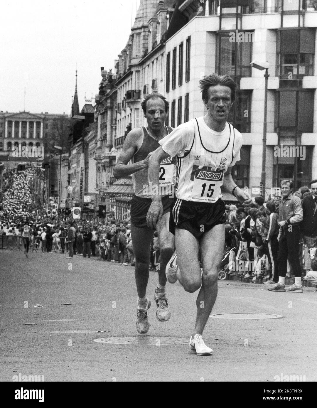 Oslo 19870426 Mike McLeod, der Sieger des Center Race in Oslo, steht hinter Geir Kvernmo (15) und Karl Johans Tor. Foto: Bjørn Sigurdsøn/ NTB Physical Lok NTB NEG 33772 (Repro, Neger fehlt) Stockfoto