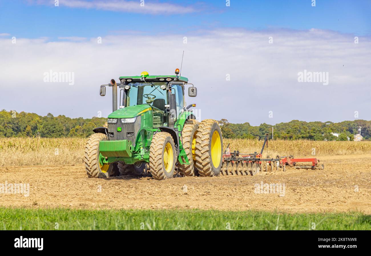 Großer john deere Traktor auf einem East Hampton Farmfeld Stockfoto