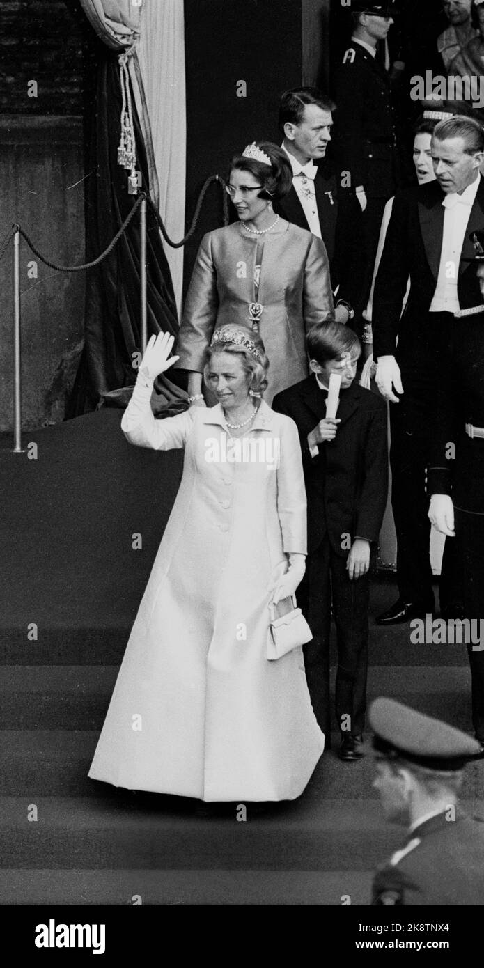 Oslo 19680829: Königliche Norwegische Hochzeit. Kronprinz Harald heiratet Sonja Haraldsen in der Kathedrale von Oslo. Hier winkt Prinzessin Ragnhild. Prinzessin Ester und Johan Martin Ferner (Rückseite) auf dem Weg aus der Kirche. Foto: Current / NTB Stockfoto