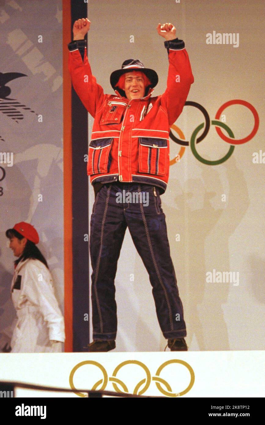 Olympic Nagano 199802: Alpin, Männer. Preisvergabe Slalom. Hans Petter Buraas sprang gerade auf das Podium, sobald er sich während der Medaillenzeremonie dem Podium näherte. Nachdem er wieder runter gegangen war, bekam er eine kurze Zeit von den Organisatoren, um wieder nach oben zu gehen .... übernahm die Verantwortung und sprang .... und landete mit einem Berg-gestützten Aufprall .... Bevor er endlich legal an der Spitze der Palette jubeln konnte .. Scan-Foto: Gunnar Lier Stockfoto