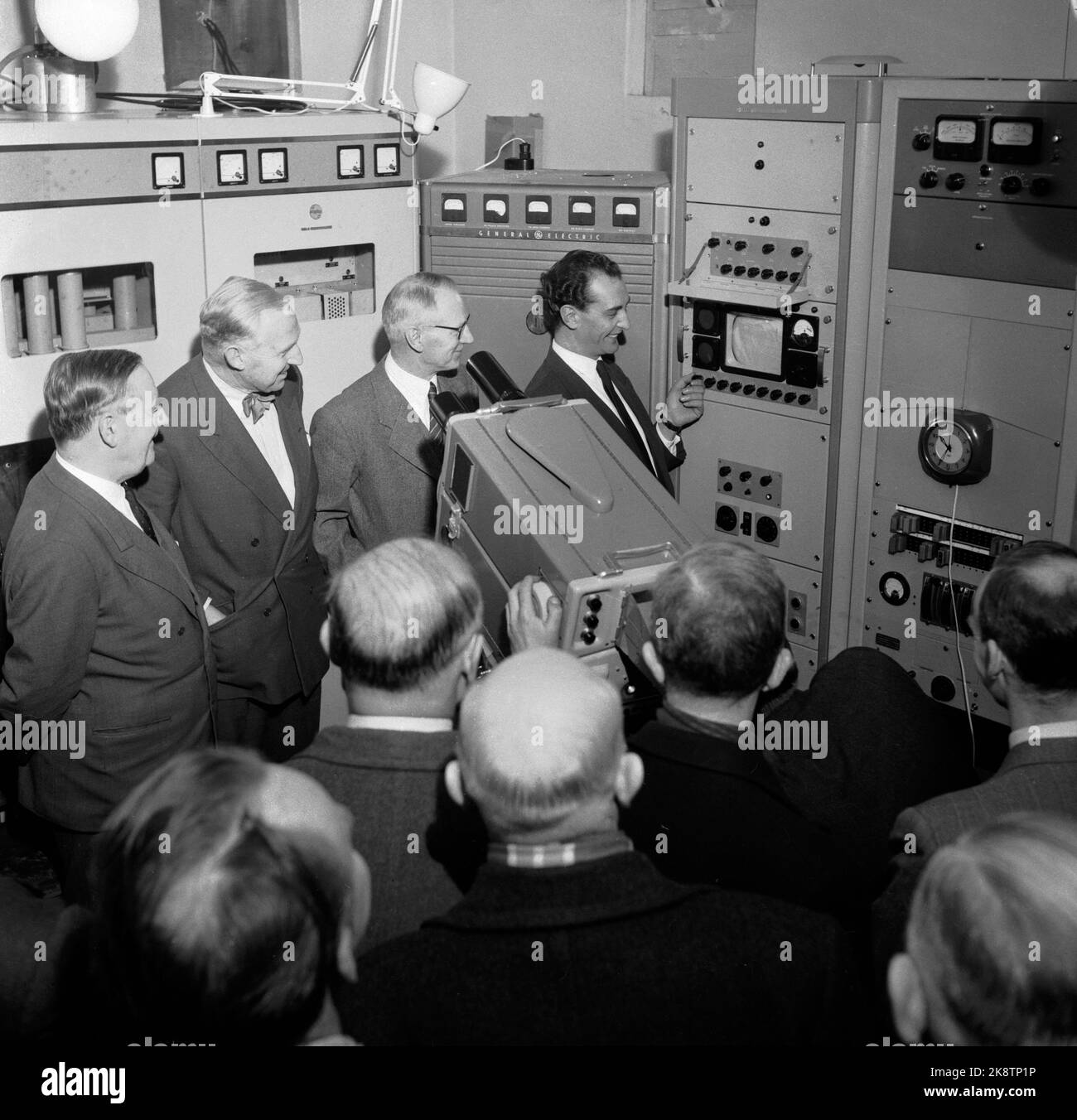 Oslo 19540112 Norsk National Broadcasting startet Testauslieferungen für das Fernsehen. Hier aus der ersten Testsendung des Fernsehens. Interieur aus dem Studio. Camera People von Pye Ltd. England. Foto: NTB / NTB Stockfoto