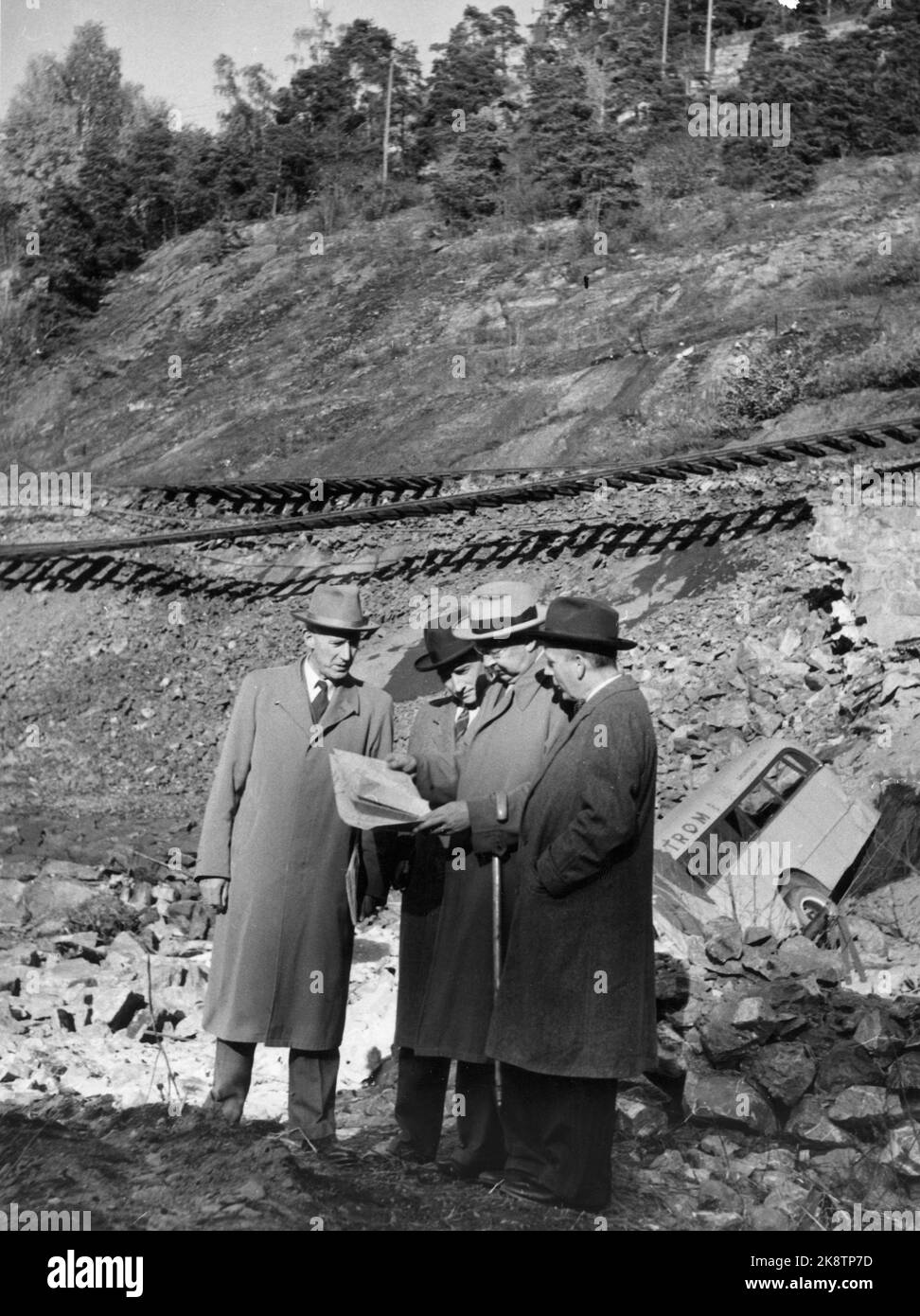 Oslo 1953-10-07 der Unfall in Bekkelaget, bei dem fünf Menschen ums Leben kamen. Bürgermeister Brynjulf ​​Bull zusammen mit Halvard Eika am Brutplatz. Foto: Jan Stage / NTB Archive / NTB Stockfoto
