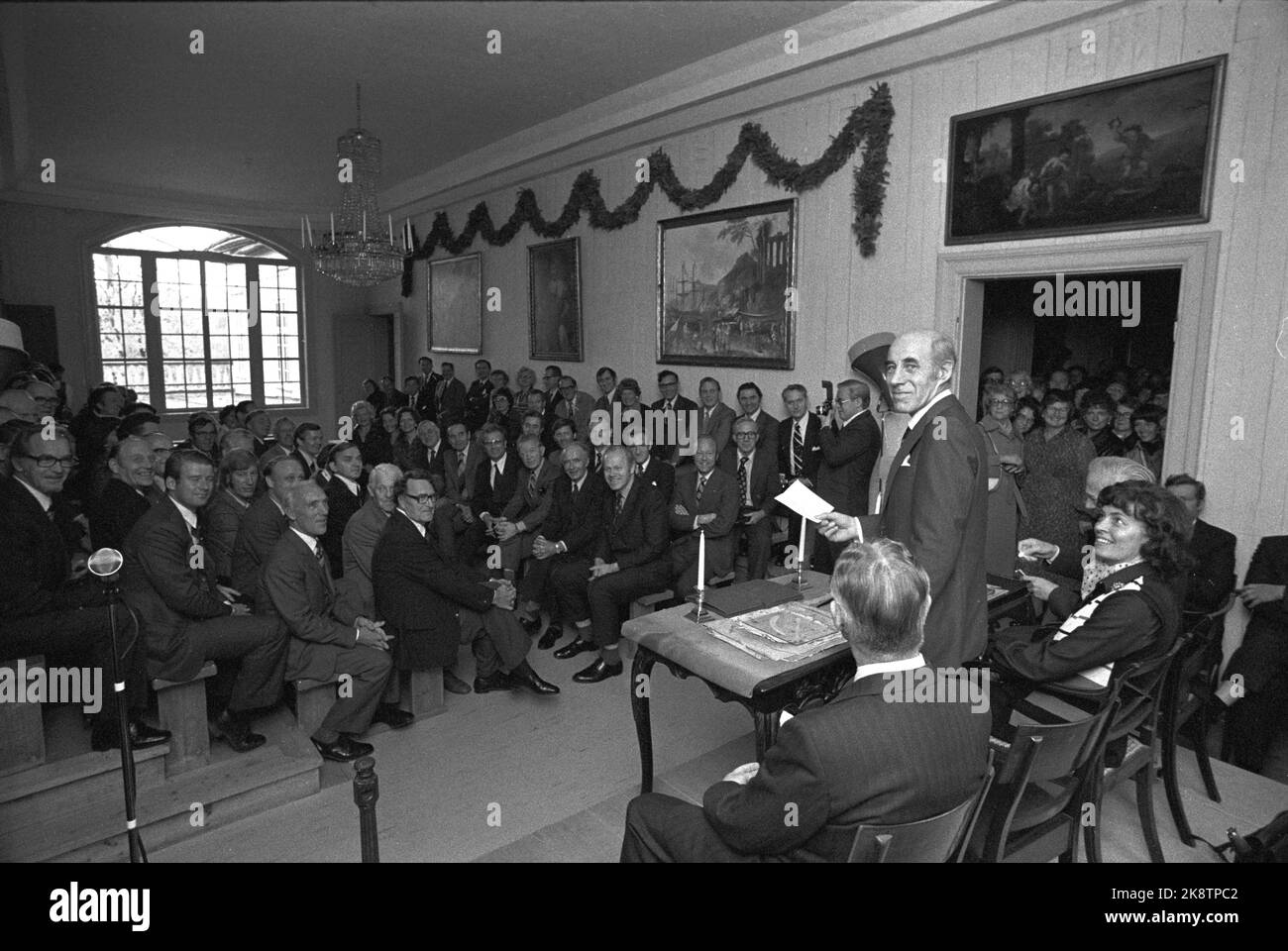 Eidsvoll 19761007 Storting Assembly im Eidsvollsalen. Guttorm Hansen spricht. Foto: Henrik Laurvik NTB Stockfoto