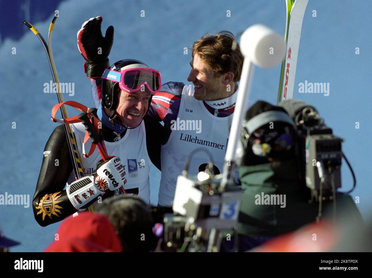 Hafjell 19940223. Olympische Winterspiele in Lillehammer. Großer Slalom in Hafjell. Sieger Markus Wasmeier (Ger) wird von Jan Einar Thorsen, der den 4.. Platz einnimmt, gratuliert. Foto: Pål Hansen / NTB Stockfoto