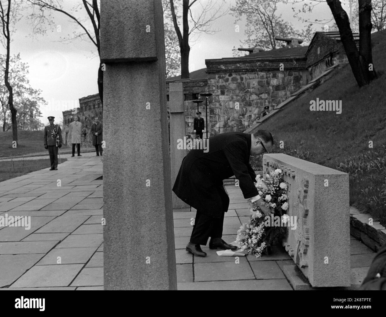 Oslo 19680506 Israels Außenminister ABBA Eban ist in Norwegen anlässlich der Feier des 20.. Jahrestages der Gründung des Staates Israel. Hier legt Eban einen Kranz auf das Kriegsdenkmal auf der Festung Akershus. Foto: Hordnes / NTB / NTB Stockfoto