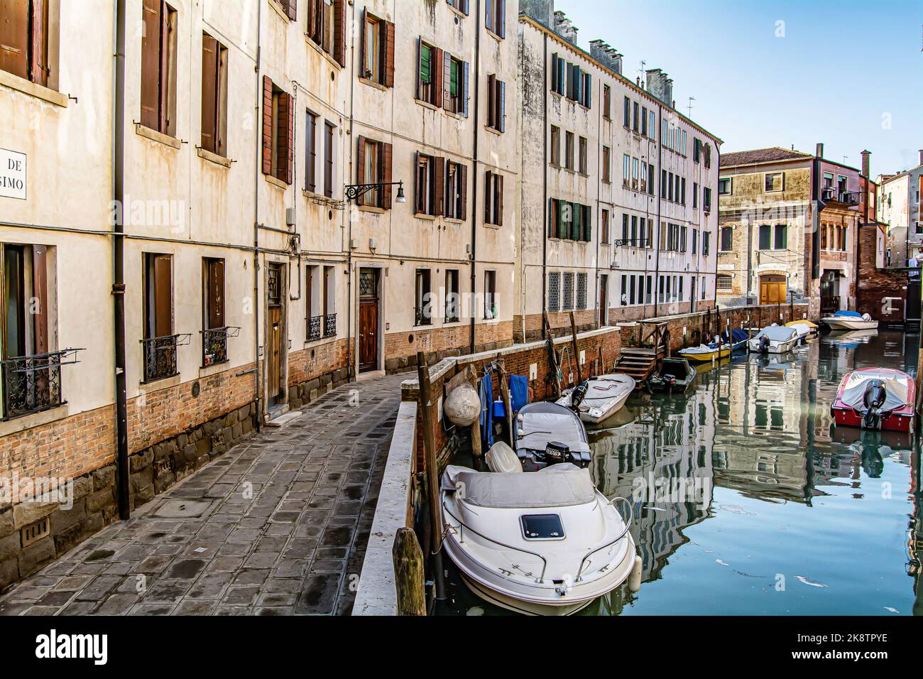 Landschaft der Kanäle von Venedig als idyllischer Ort für die Liebe und im Konzept eines Urlaubspots für alle im Laufe der Zeit. Stockfoto