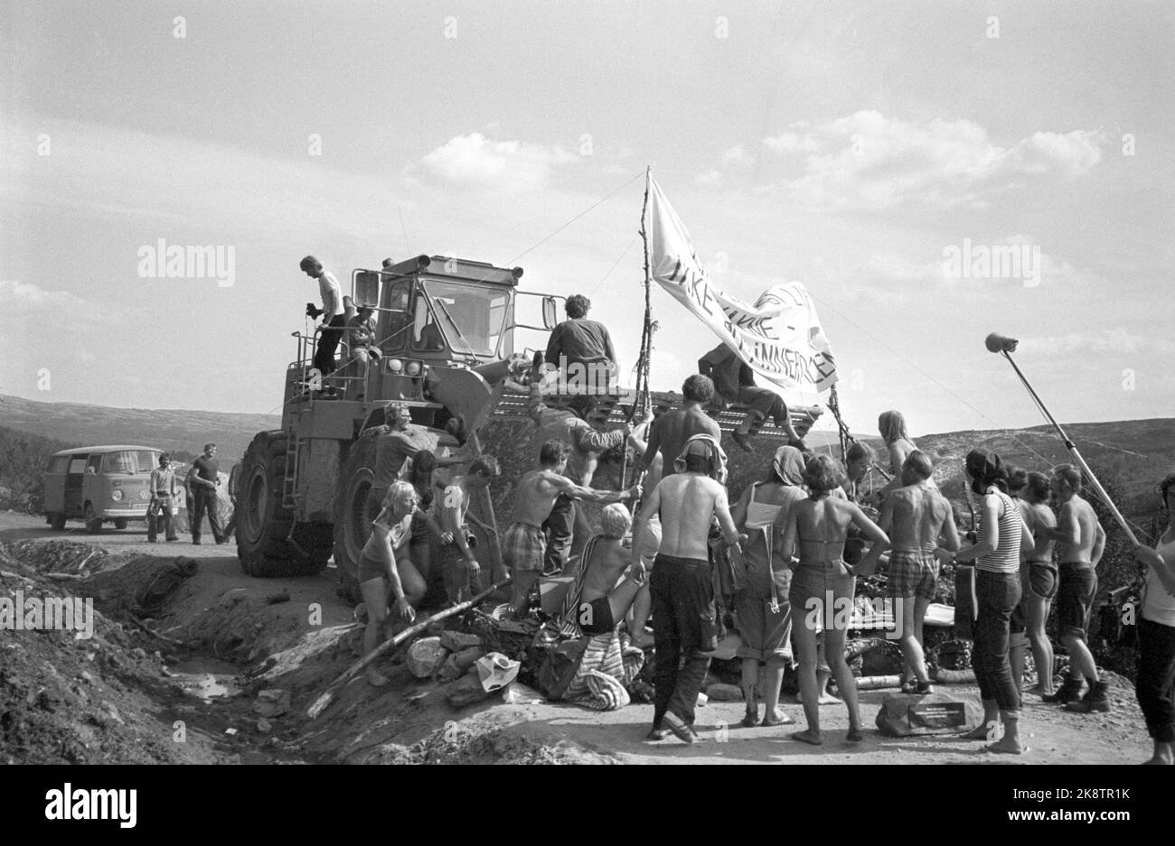 Innerdalen in Kvikne in Tynset Gemeinde 198007. Naturschutzdemonstrationen gegen die Wasserkraftentwicklung in Innerdalen. Demonstrationen gegen die Entwicklung der Wasserkraft, gegen die Entwicklung des Orkla/Grana-Wasserlaufs. Demonstranten blockieren die Baustraße, um gegen die Entwicklung zu protestieren. Foto Skjalg Fremo / NTB / NTB Stockfoto