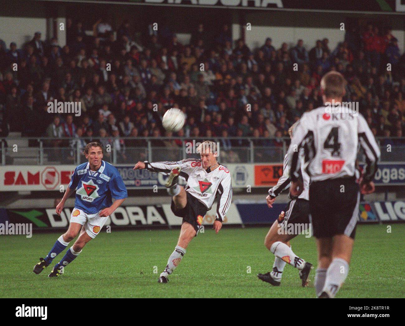 Molde. Rosenborg - Molde (2-0). Die Serie Finale Elite-Serie. Odd Inge Olsen und Ørjan Berg im Kampf um den Ball während des Serienkampfes zwischen Molde und Rosenborg am Samstagabend im Molde Stadium. (Foto: Kjell Langmyren, NTB Plus) Stockfoto