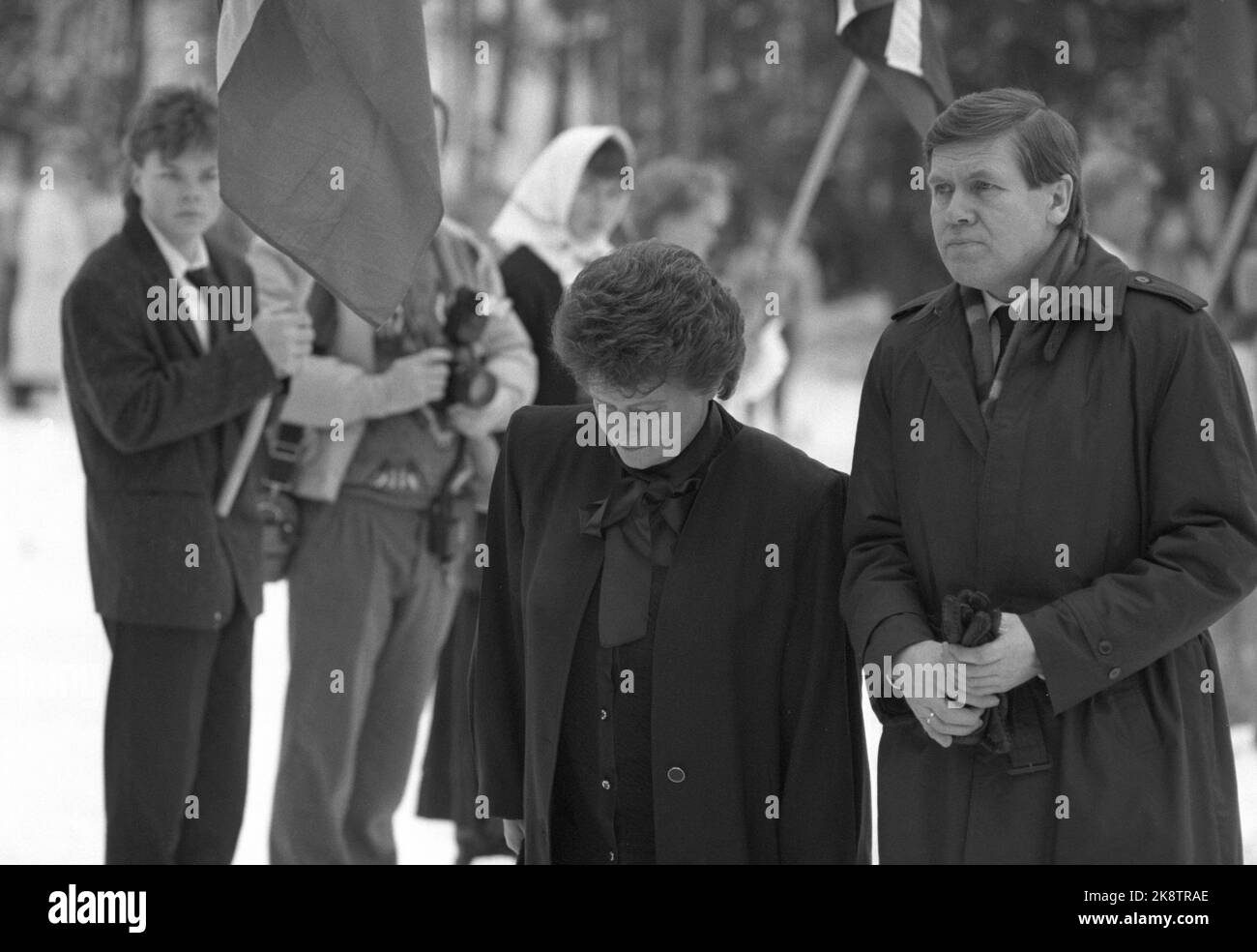 Oppegård 8. Januar 1988. Premierminister Gro Harlem Brundtland und Finanzminister Gunnar Berge treffen zur Beerdigung von Rolf Presshus in der Kirche von Sofiemyr ein. Foto: Eystein Hanssen / NTB / NTB Stockfoto