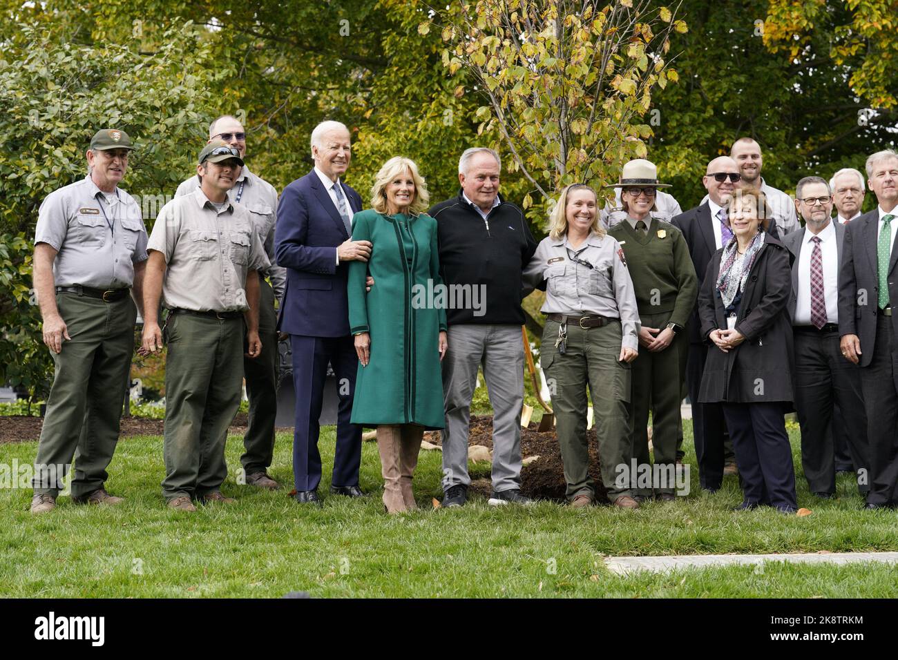 Washington, Usa. 24. Oktober 2022. US-Präsident Joe Biden und First Lady Jill Biden helfen Dale Haney (neben Jill), am Montag, den 24. Oktober 2022, einen Baum zu seinen Ehren auf dem South Lawn des Weißen Hauses in Washington zu Pflanzen. Haney ist der Chefgrundwächter des Weißen Hauses und seit 50 Jahren im Weißen Haus tätig, beginnend mit Präsident Richard Nixon. Foto von Yuri Gripas/UPI Credit: UPI/Alamy Live News Stockfoto