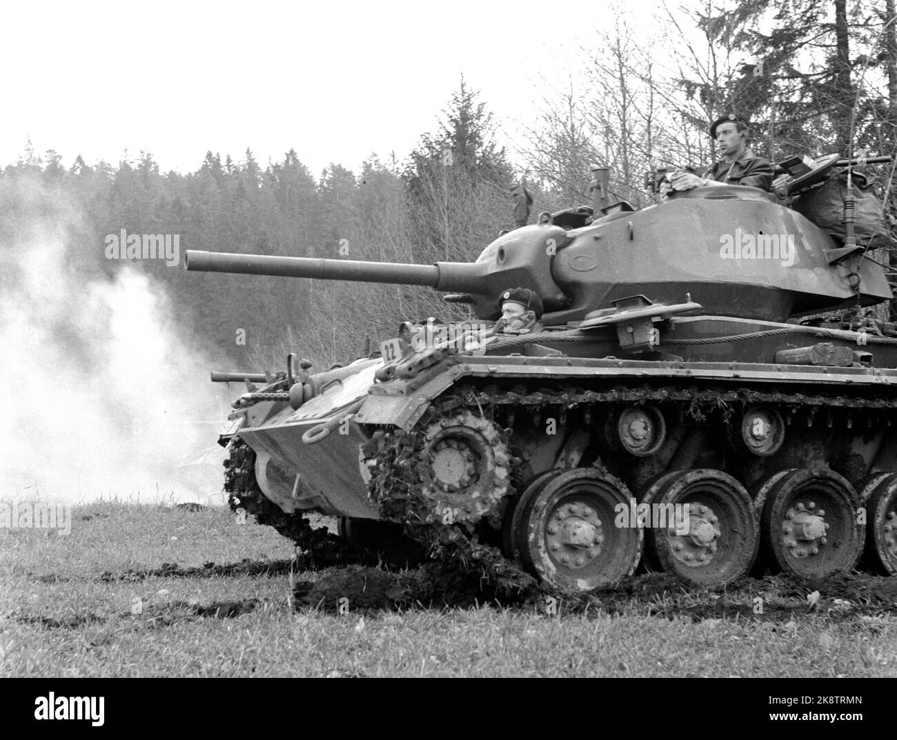 Vestfold 1952115. Die erste Militärübung in Norwegen in der Nachkriegszeit nahm an 30.000 Männern und 7.000 Fahrzeugen in der Übung 'Herbst' Teil Es war eine regnerische Übung. Zwischen den Regenfällen hing der Verschluss schwer in den Baumkronen, alles war durchnässt, grau, traurig und sauer. Die Vorladung kam aus Ostnorwegen, Sørlandet, Rogaland, Møre und Trøndelag. Hier sehen wir einen M 24-Streitwagen, der den Feind angreift. Foto: Sverre A. Børretzen / NTB Stockfoto
