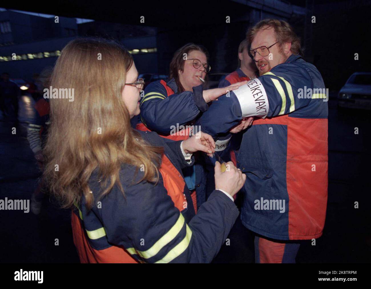 Oslo. Unruhen in NSB. Der Vorsitzende Arne Rettedal ist für die Privatisierung von Teilen des Unternehmensbetriebs bestimmt. Und der Executive Vice President Kristian Rambjør wird drei Direktoren der Gruppe eine Lohnerhöhung von je 50 bis 10.000 NOK gewähren, während mehrere hundert Mitarbeiter aus Sparerlösen gekündigt werden sollen. Das Bild: Die NSB-Mitarbeiter erhalten in der Aufbereitungsanlage in Lodalen eine streikverbindliche Verbindlichkeit. Foto: Fredrik Naumann Stockfoto