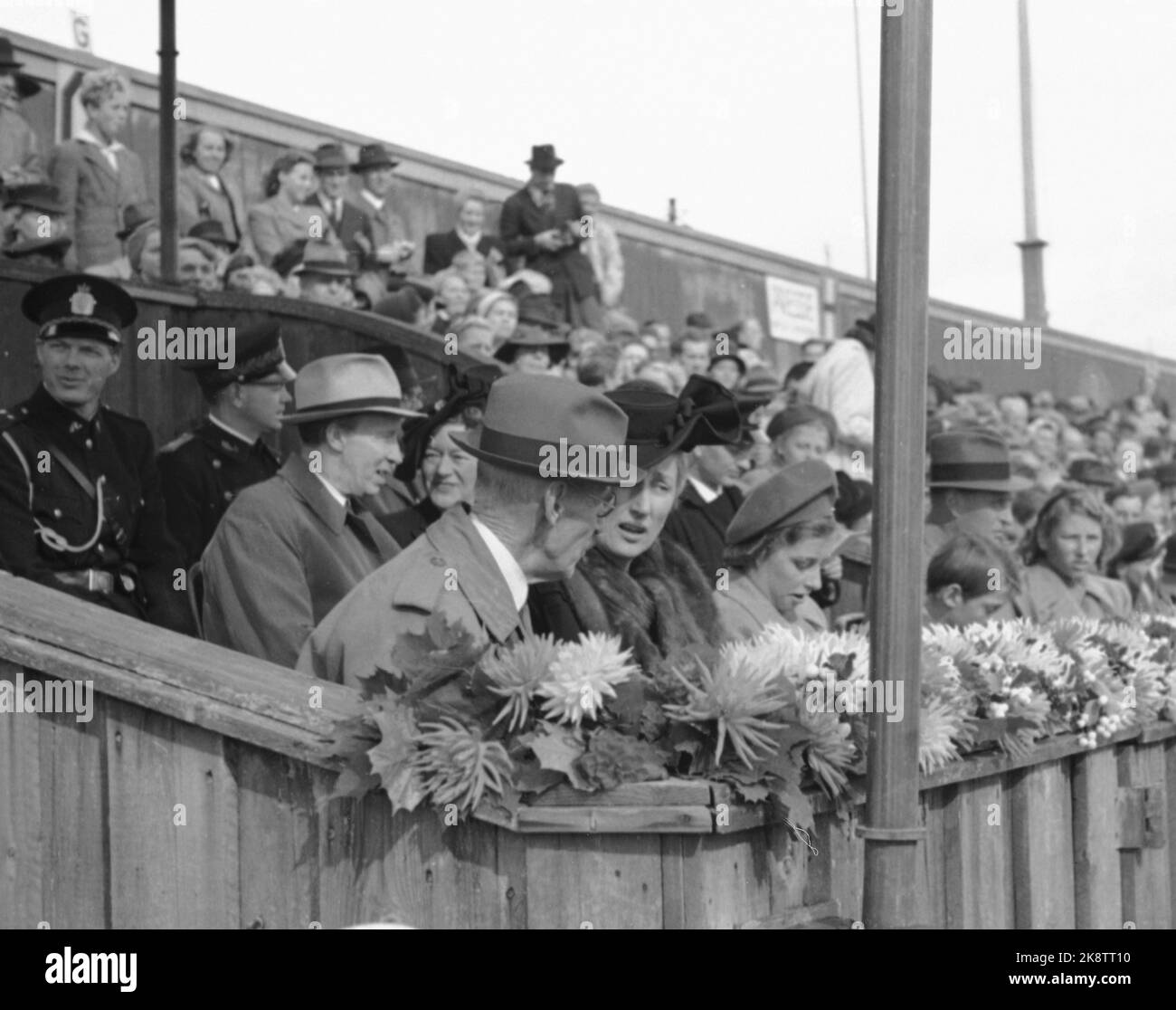 Oslo 19460915: Fußball-Länderkampf Norwegen - Schweden (0-3). Ullevaal Stadium. Das Bild: Die norwegische Königsfamilie auf den Tribünen, vor: König Haakon, Kronprinzessin Märtha, Prinzessin Ragnhild, kleiner Prinz Harald, Kronprinz Olav und Prinzessin Arid. Foto: Willy Lundberg Stockfoto