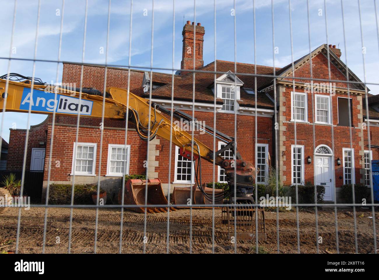 Zaun und Digger vor dem Roten Haus des Luxuseigentums, während des Abrisses aufgrund von Küstenerosion. Thorpeness 22.. Oktober 2022 Stockfoto