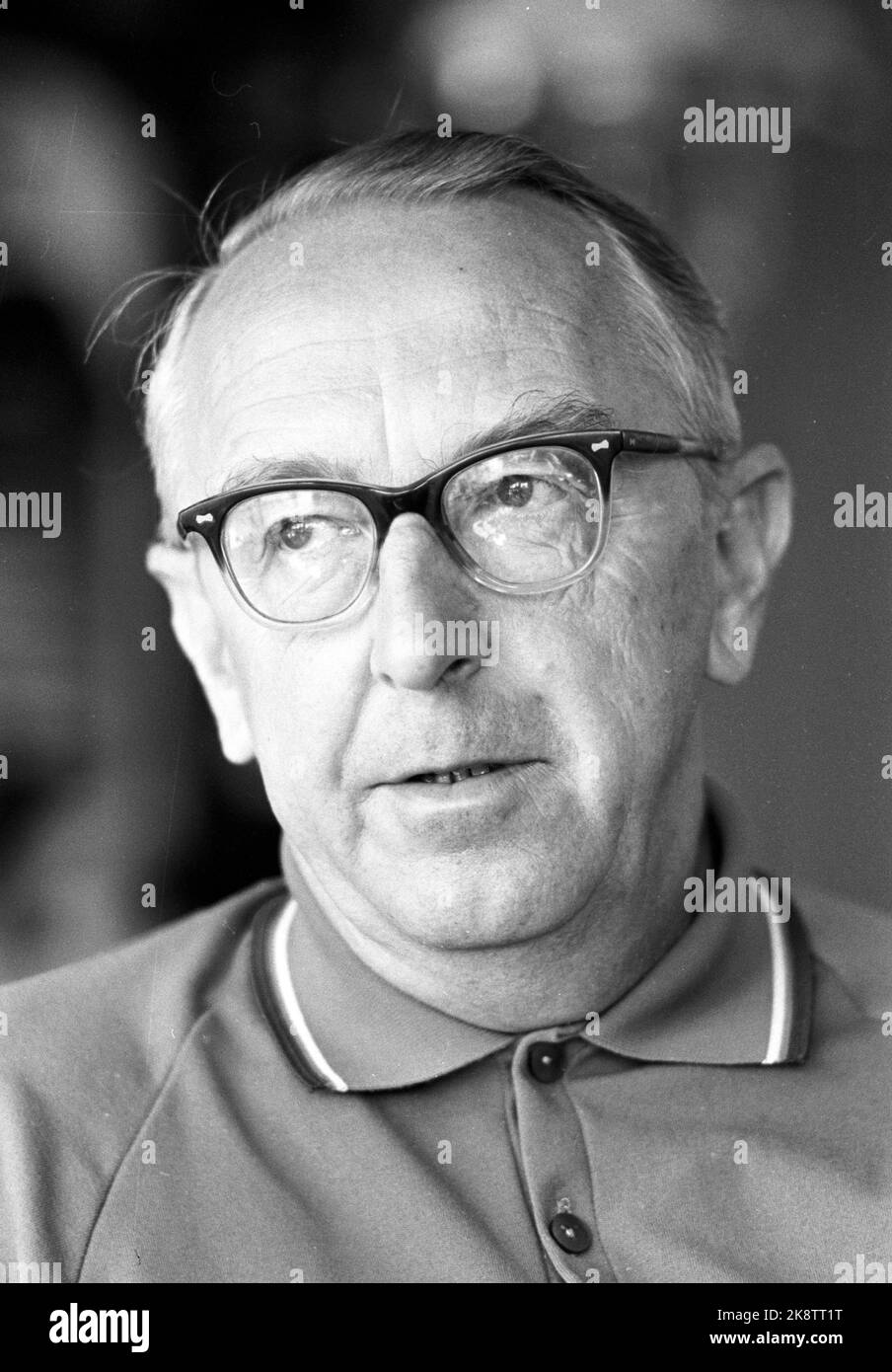 Oslo im Sommer 1969: Interview mit Sozialminister Egil Aarvik (KRF). Der Minister für soziale Angelegenheiten ist mit dem Vorschlag des Sozialministeriums über bestimmte zusätzliche Leistungen im Rahmen des nationalen Versicherungsprogramms nicht einverstanden - ein Vorschlag, den er selbst kurz vor den Sommerferien vorgelegt und angenommen hat. Unter anderem werden die sogenannten "Familien-Kits" weggelassen, ein falscher Minister wird alles tun, um ihn zu korrigieren. Foto: Sverre A. Børretzen in Current / NTB Stockfoto