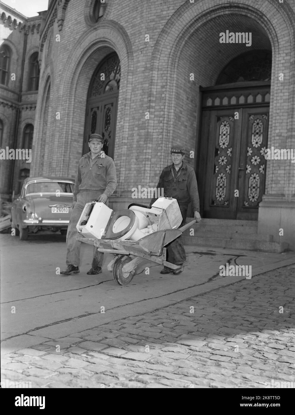Oslo 19560620 Schränke werden auf Schubkarren aus Holz aus dem Storting vertrieben. Foto: NTB Stockfoto