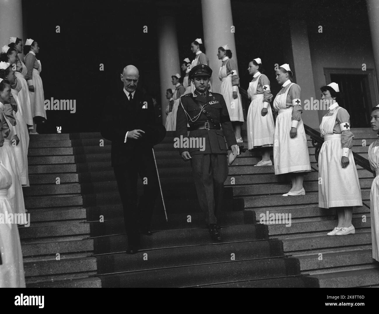 Oslo University 19540524 der Kongress des Roten Kreuzes, Eröffnung im Auditorium. König Haakon auf dem Weg aus dem Auditorium. Foto: SV / NTB Stockfoto